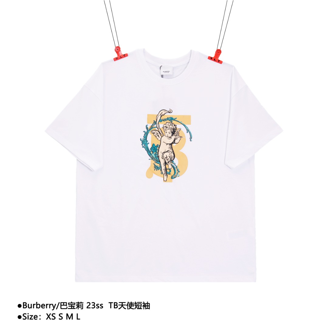 💰140
Burberry/巴宝莉 23ss  TB天使短袖
Size：XS S M L

夏季新款 数码直喷印花logo面料采用定织定染40支260g双纱面料，面料经过水洗预缩水，印花工艺为丝网印花，工艺是胶浆印花，细节还原高达100% ，区别市场一种印花工艺，定制全新吊牌。从面料、辅料、工艺上远远区别市看图版本‼️

款式编号：AZ-560560115