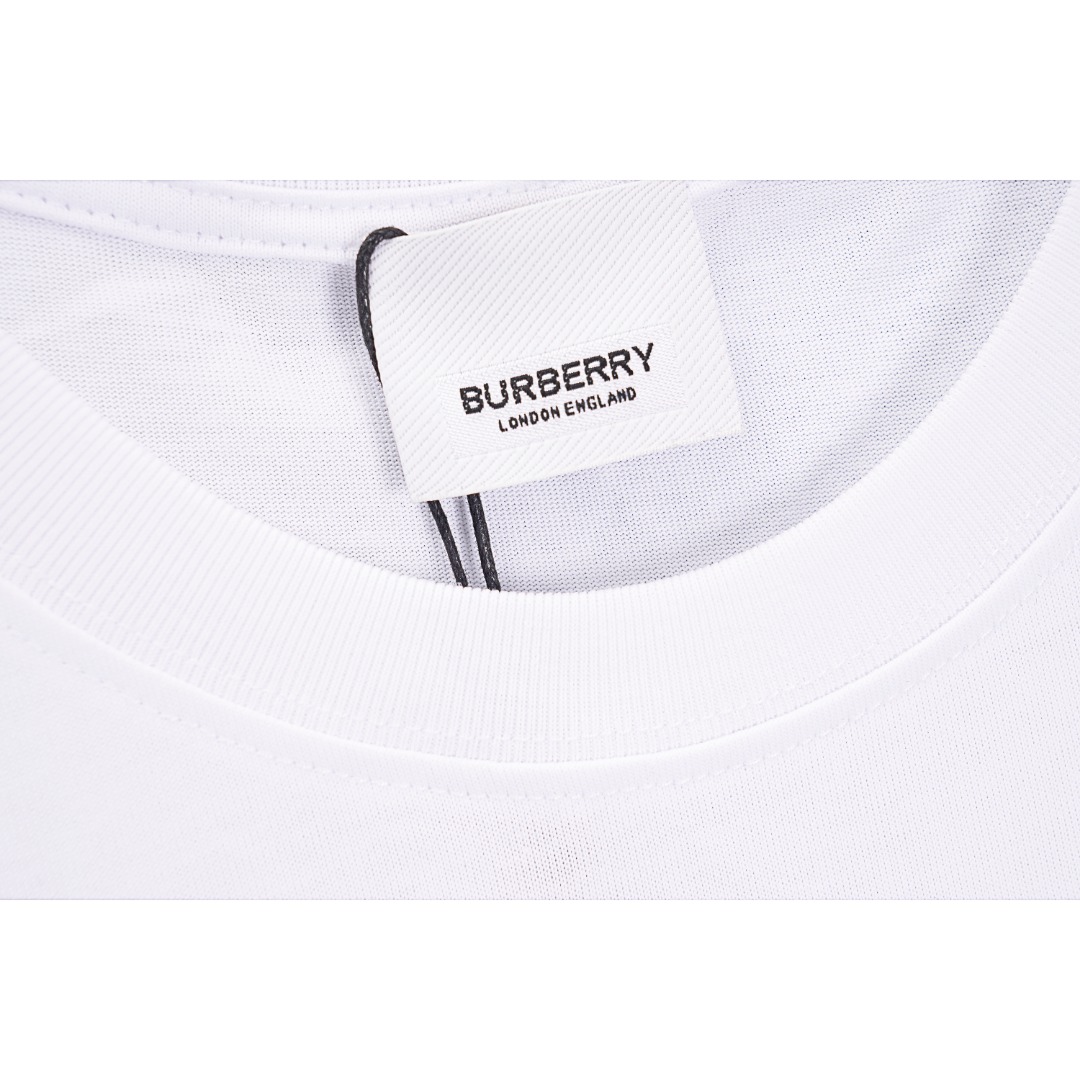 💰140
Burberry/巴宝莉 23ss  TB天使短袖
Size：XS S M L

夏季新款 数码直喷印花logo面料采用定织定染40支260g双纱面料，面料经过水洗预缩水，印花工艺为丝网印花，工艺是胶浆印花，细节还原高达100% ，区别市场一种印花工艺，定制全新吊牌。从面料、辅料、工艺上远远区别市看图版本‼️

款式编号：AZ-560560115