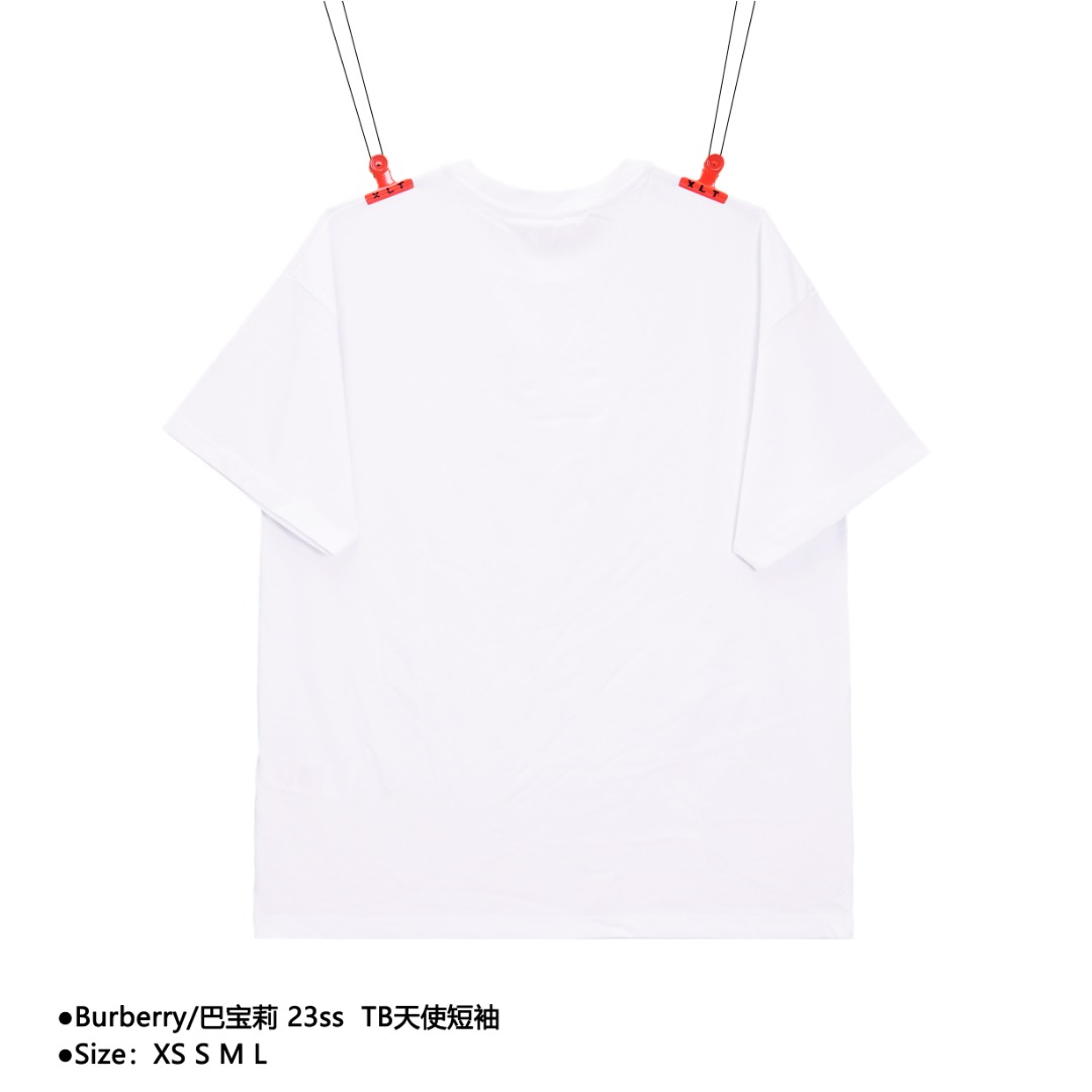 💰140
Burberry/巴宝莉 23ss  TB天使短袖
Size：XS S M L

夏季新款 数码直喷印花logo面料采用定织定染40支260g双纱面料，面料经过水洗预缩水，印花工艺为丝网印花，工艺是胶浆印花，细节还原高达100% ，区别市场一种印花工艺，定制全新吊牌。从面料、辅料、工艺上远远区别市看图版本‼️

款式编号：AZ-560560115