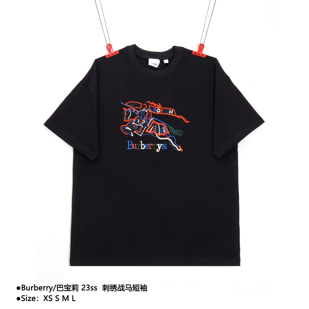 💰140
Burberry/巴宝莉 23ss  刺绣战马短袖
Size：XS S M L

夏季新款 数码直喷印花logo面料采用定织定染40支260g双纱面料，面料经过水洗预缩水，印花工艺为丝网印花，工艺是胶浆印花，细节还原高达100% ，区别市场一种印花工艺，定制全新吊牌。从面料、辅料、工艺上远远区别市看图版本‼️

款式编号：AZ-5605605015