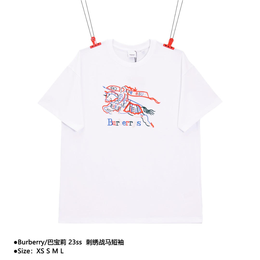 💰140
Burberry/巴宝莉 23ss  刺绣战马短袖
Size：XS S M L

夏季新款 数码直喷印花logo面料采用定织定染40支260g双纱面料，面料经过水洗预缩水，印花工艺为丝网印花，工艺是胶浆印花，细节还原高达100% ，区别市场一种印花工艺，定制全新吊牌。从面料、辅料、工艺上远远区别市看图版本‼️

款式编号：AZ-5605605015