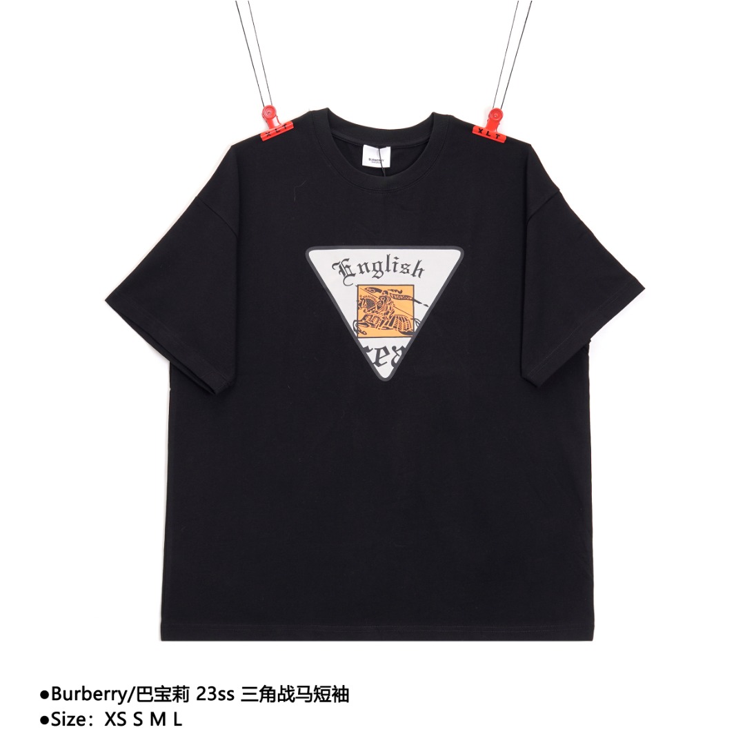 Burberry/巴宝莉 23ss 三角战马短袖 夏季新款 数码直喷印花logo面料采用定织定染40支260g双纱面料,面料经过水洗预缩水,印花工艺为丝网印花,工艺是胶浆印花,细节还原高达100%,区别市场一种印花工艺,定制全新吊牌.从面料、辅料、工艺上远远区别市看图版本 ️ 款式编号:AZ-5605605615