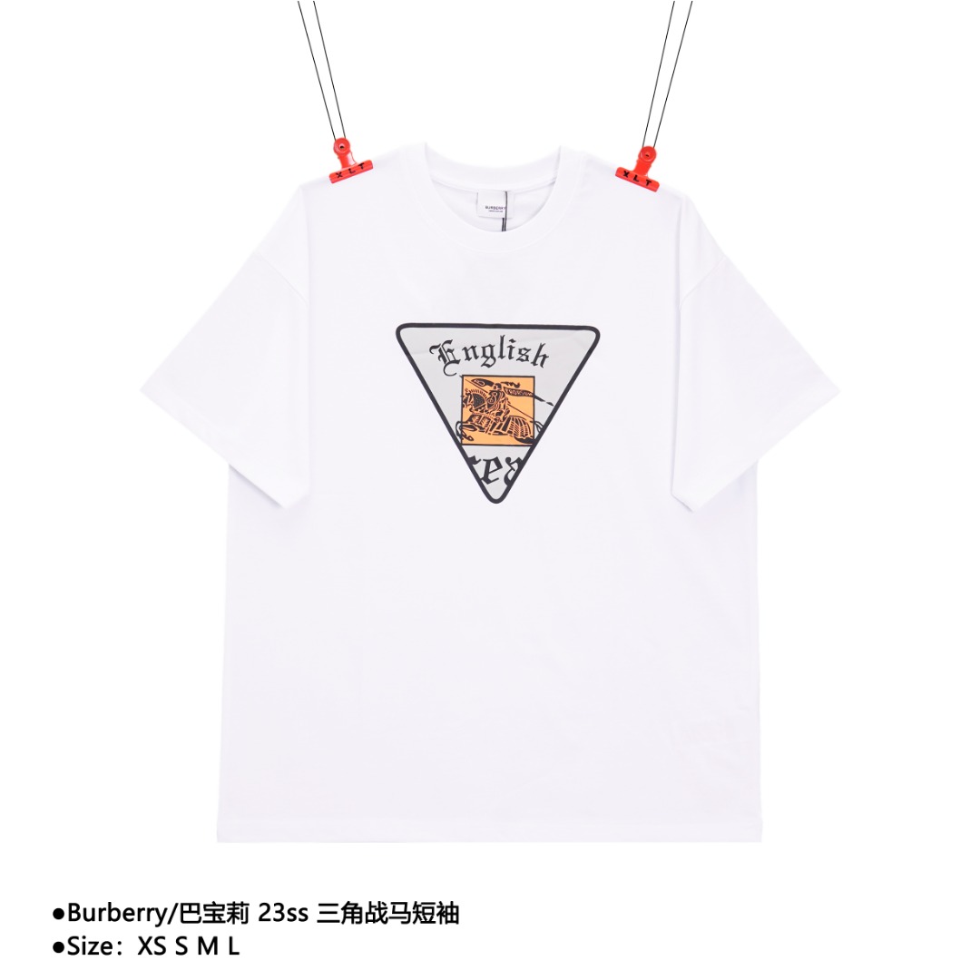 Burberry/巴宝莉 23ss 三角战马短袖 夏季新款 数码直喷印花logo面料采用定织定染40支260g双纱面料,面料经过水洗预缩水,印花工艺为丝网印花,工艺是胶浆印花,细节还原高达100%,区别市场一种印花工艺,定制全新吊牌.从面料、辅料、工艺上远远区别市看图版本 ️ 款式编号:AZ-5605605615