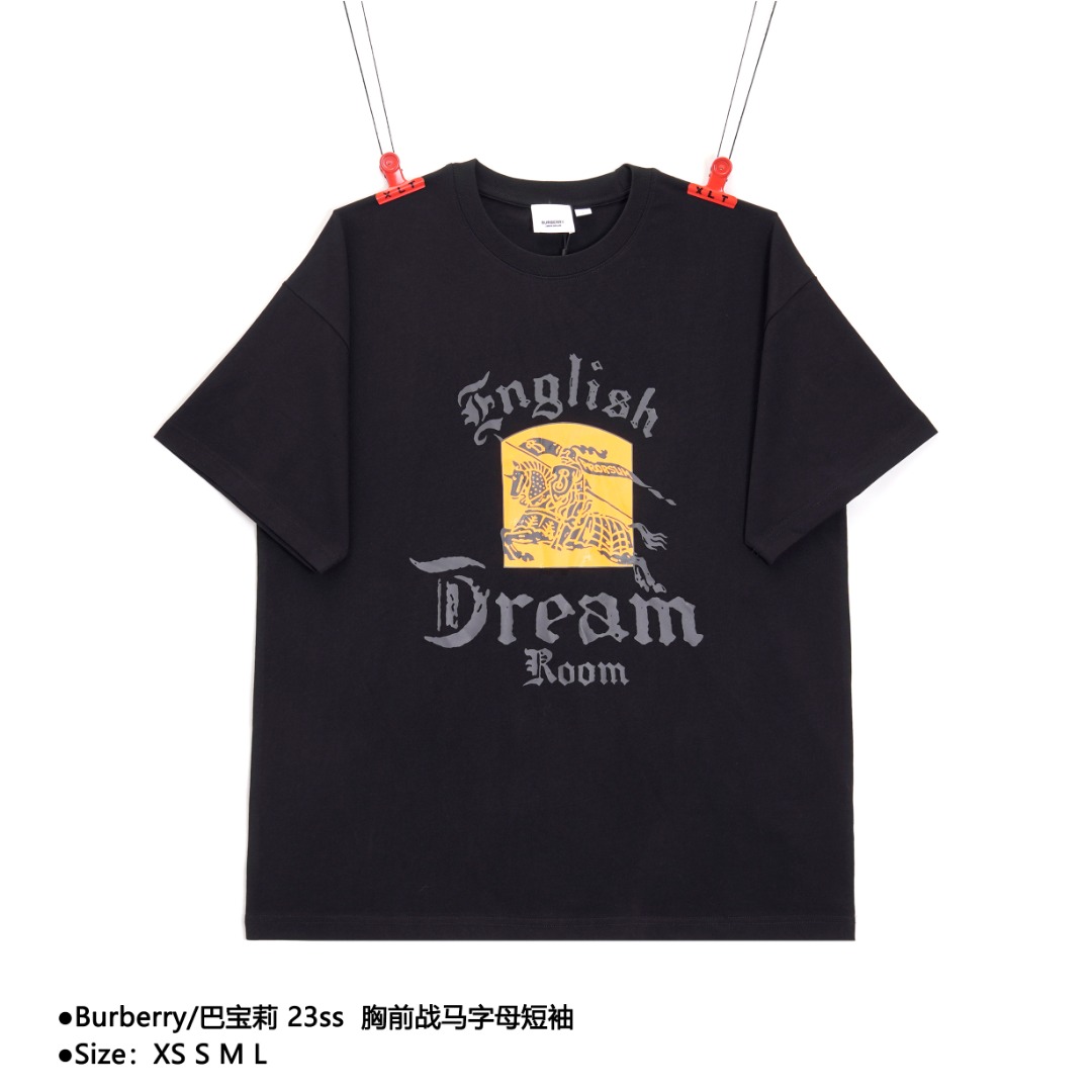 💰140
Burberry/巴宝莉 23ss  胸前战马字母短袖
Size：XS S M L

夏季新款 数码直喷印花logo面料采用定织定染40支260g双纱面料，面料经过水洗预缩水，印花工艺为丝网印花，工艺是胶浆印花，细节还原高达100% ，区别市场一种印花工艺，定制全新吊牌。从面料、辅料、工艺上远远区别市看图版本‼️

款式编号：AZ-5605605615