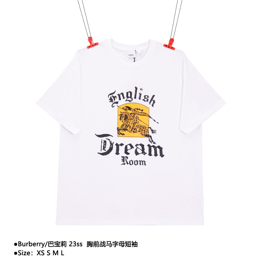 💰140
Burberry/巴宝莉 23ss  胸前战马字母短袖
Size：XS S M L

夏季新款 数码直喷印花logo面料采用定织定染40支260g双纱面料，面料经过水洗预缩水，印花工艺为丝网印花，工艺是胶浆印花，细节还原高达100% ，区别市场一种印花工艺，定制全新吊牌。从面料、辅料、工艺上远远区别市看图版本‼️

款式编号：AZ-5605605615