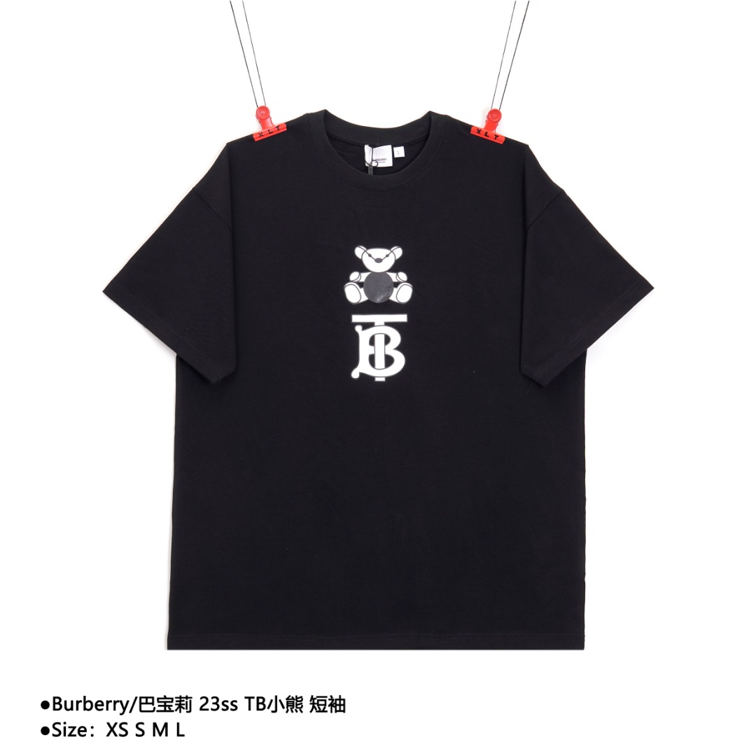 💰140
Burberry/巴宝莉 23ss  TB小熊短袖
Size：XS S M L

夏季新款 数码直喷印花logo面料采用定织定染40支260g双纱面料，面料经过水洗预缩水，印花工艺为丝网印花，工艺是胶浆印花，细节还原高达100% ，区别市场一种印花工艺，定制全新吊牌。从面料、辅料、工艺上远远区别市看图版本

款式编号：AZ-560505615
