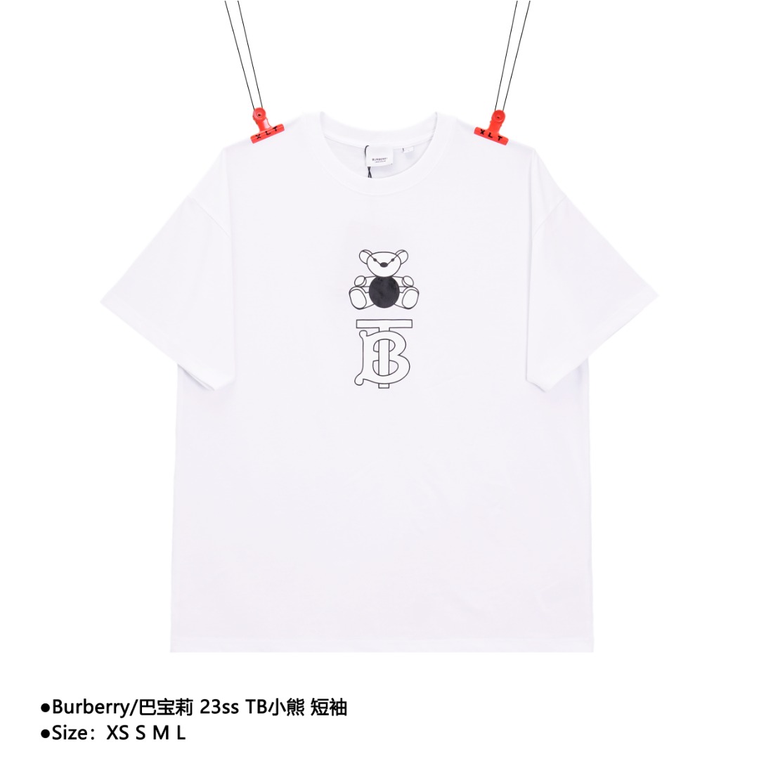 💰140
Burberry/巴宝莉 23ss  TB小熊短袖
Size：XS S M L

夏季新款 数码直喷印花logo面料采用定织定染40支260g双纱面料，面料经过水洗预缩水，印花工艺为丝网印花，工艺是胶浆印花，细节还原高达100% ，区别市场一种印花工艺，定制全新吊牌。从面料、辅料、工艺上远远区别市看图版本

款式编号：AZ-560505615