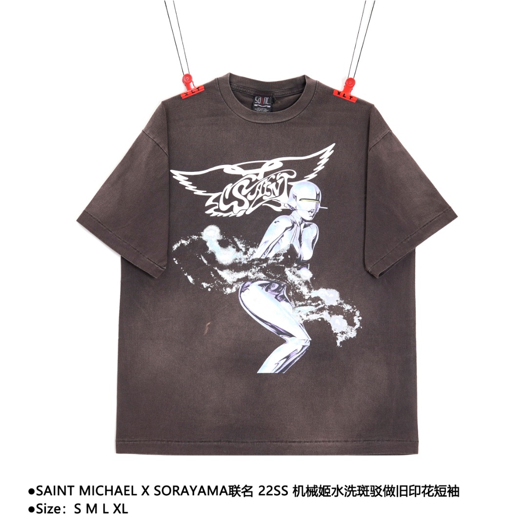 💰190
SAINT MICHAEL X SORAYAMA联名 22SS 机械姬水洗斑驳做旧印花短袖
Size：S M L XL

重磅制作长达三个月之久 设计师细川雄太与以洛杉矶为创作据点的多元视觉艺术家 CALI THORNHILL DEWITT所主理创立的崭新概念系列SAINT MICHAEL 携手日本艺术家HAJIME SORAYAMA空山基等人打造了一系列联名款街头单品 此次带来的便是这个系列里面的最帅的款式 这回以空山基著名的SEXY ROBOT机械姬为蓝本 透过水洗斑驳质感诠释其浓郁的VINTAGE理念正面更搭配标志性翅膀LOGO 融合前卫又朋克的元素 整体相当具有金属摇滚的乐团风格 全棉筒织230G精梳面料 采用桶织身衣面料 单面布经成衣染色酵素洗 使单品在做旧的基础上保持丝滑柔软 并通过特殊的燃烧磨损笔记涂鸦的破坏手法打造出“新布做旧”的复古美学每一件单品都充满时间感和使用感的细节 成品进口亚苏特专业染色全身喷马骝 使用喷枪把特殊溶液按设计要求喷到衣服上 让其发生反应使布料均匀褪色 二道工艺会进行雾化喷雾处理进行固色从而保证色牢度后期下水也不会掉色 最后下水后进行高温烘干固色 还原度极高 印花采用了丝网印 配合龟裂浆 印花龟裂且不掉 袖口跟下摆的车法是采用复古单线挑脚锁边技术 定制吊牌全套辅料做齐外包装贴纸编码全部同步到位

款式编号：NN-56056056020