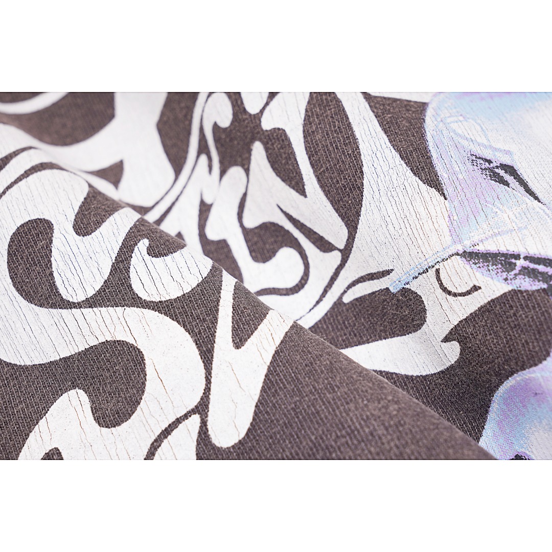 💰190
SAINT MICHAEL X SORAYAMA联名 22SS 机械姬水洗斑驳做旧印花短袖
Size:S M L XL
重磅制作长达三个月之久 设计师细川雄太与以洛杉矶为创作据点的多元视觉艺术家 CALI THORNHILL DEWITT所主理创立的崭新概念系列SAINT MICHAEL 携手日本艺术家HAJIME SORAYAMA空山基等人打造了一系列联名款街头单品 此次带来的便是这个系列里面的最帅的款式 这回以空山基著名的SEXY ROBOT机械姬为蓝本 透过水洗斑驳质感诠释其浓郁的VINTAGE理念正面更搭配标志性翅膀LOGO 融合前卫又朋克的元素 整体相当具有金属摇滚的乐团风格 全棉筒织230G精梳面料 采用桶织身衣面料 单面布经成衣染色酵素洗 使单品在做旧的基础上保持丝滑柔软 并通过特殊的燃烧磨损笔记涂鸦的破坏手法打造出“新布做旧”的复古美学每一件单品都充满时间感和使用感的细节 成品进口亚苏特专业染色全身喷马骝 使用喷枪把特殊溶液按设计要求喷到衣服上 让其发生反应使布料均匀褪色 二道工艺会进行雾化喷雾处理进行固色从而保证色牢度后期下水也不会掉色 最后下水后进行高温烘干固色 还原度极高 印花采用了丝网印 配合龟裂浆 印花龟裂且不掉 袖口跟下摆的车法是采用复古单线挑脚锁边技术 定制吊牌全套辅料做齐外包装贴纸编码全部同步到位
款式编号:NN-56056056020