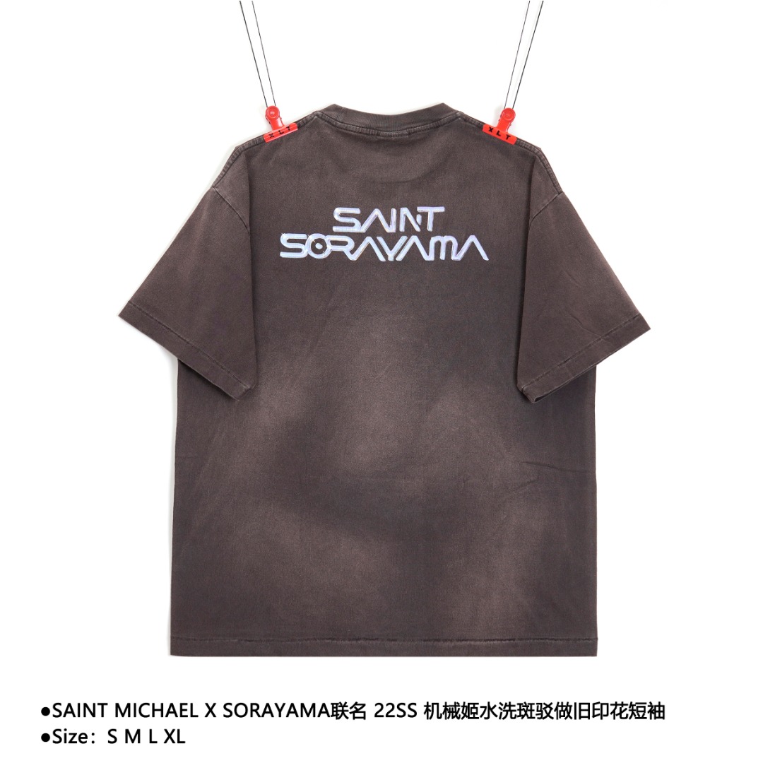 💰190
SAINT MICHAEL X SORAYAMA联名 22SS 机械姬水洗斑驳做旧印花短袖
Size:S M L XL
重磅制作长达三个月之久 设计师细川雄太与以洛杉矶为创作据点的多元视觉艺术家 CALI THORNHILL DEWITT所主理创立的崭新概念系列SAINT MICHAEL 携手日本艺术家HAJIME SORAYAMA空山基等人打造了一系列联名款街头单品 此次带来的便是这个系列里面的最帅的款式 这回以空山基著名的SEXY ROBOT机械姬为蓝本 透过水洗斑驳质感诠释其浓郁的VINTAGE理念正面更搭配标志性翅膀LOGO 融合前卫又朋克的元素 整体相当具有金属摇滚的乐团风格 全棉筒织230G精梳面料 采用桶织身衣面料 单面布经成衣染色酵素洗 使单品在做旧的基础上保持丝滑柔软 并通过特殊的燃烧磨损笔记涂鸦的破坏手法打造出“新布做旧”的复古美学每一件单品都充满时间感和使用感的细节 成品进口亚苏特专业染色全身喷马骝 使用喷枪把特殊溶液按设计要求喷到衣服上 让其发生反应使布料均匀褪色 二道工艺会进行雾化喷雾处理进行固色从而保证色牢度后期下水也不会掉色 最后下水后进行高温烘干固色 还原度极高 印花采用了丝网印 配合龟裂浆 印花龟裂且不掉 袖口跟下摆的车法是采用复古单线挑脚锁边技术 定制吊牌全套辅料做齐外包装贴纸编码全部同步到位
款式编号:NN-56056056020