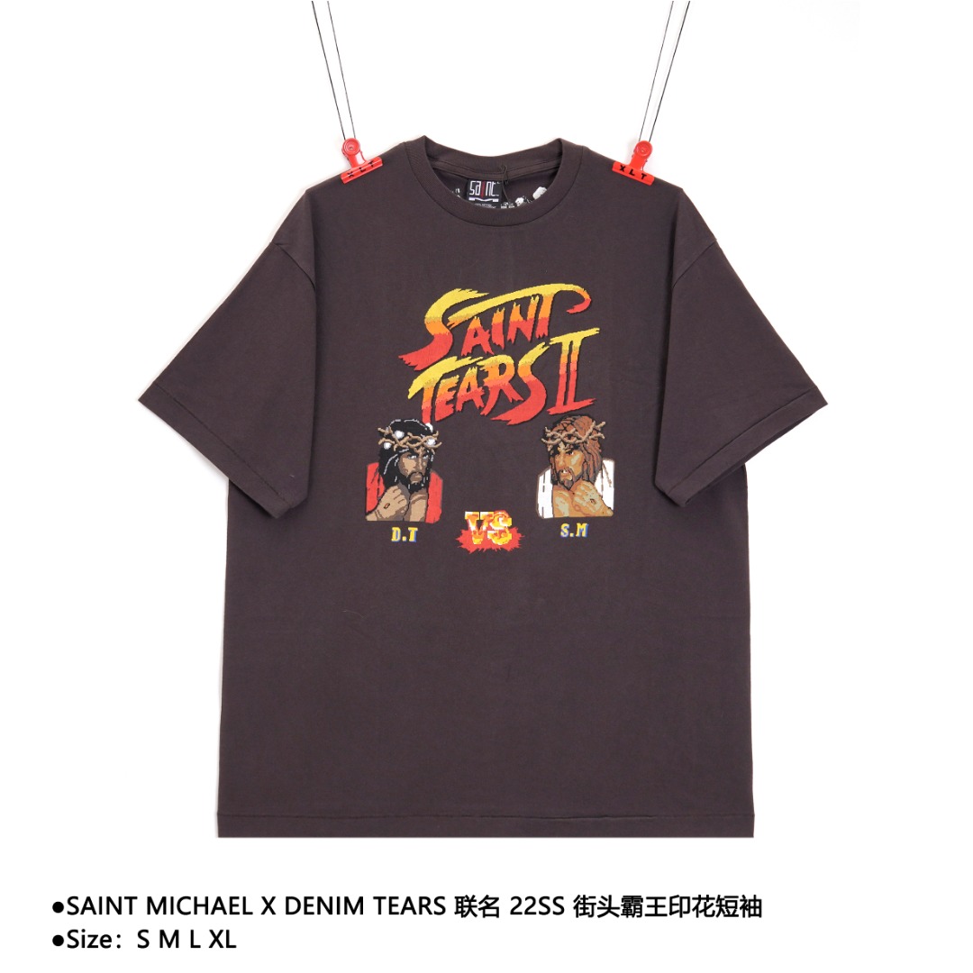 SAINT MICHAEL X DENIM TEARS 联名 22SS 街头霸王印花短袖 全棉筒织230G精梳面料 单面布经成衣染色酵素洗 使单品在做旧的基础上保持丝滑柔软并通过特殊的燃烧磨损笔记涂鸦的破坏手法打造出“新布做旧”的复古美学每一件单品都充满时间感和使用感的细节 再配上手工丝网印刷图案展示了高级的街头感 水洗做旧打磨的还原当年那种美式棉TEE面料的颗粒感印花龟裂且不掉 另外当年的美国复古TEE都是采用桶织身衣面料的 复古TEE卖点就在于面料是一种文化的体现 穿的就是—种怀旧感 单穿或者叠穿都有很好的搭配效果 款式编号:NN-5605605616