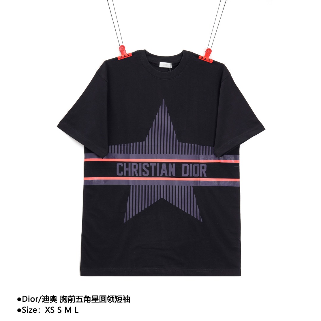 💰140
Dior/迪奥 胸前五角星圆领短袖
Size：XS S M L

所有细节 面料辅料工艺（全部1:1 过验）
（店主是“细节怪物” 所以做的货也注重细节）
1⃣区别市场货不对版：全部走单线❌
咱家正品1:1的特种机压线（对机器工人要求高）
2⃣区别市场看图做货 布料色差太大
一分价钱一分货，不做快餐货
3⃣区别市场低版本领标 吊牌 洗水标
咱家全部辅料订做（过验级别）
4⃣ 区别市场无细节可言的做工❌
咱家做工：领口、肩线、袖窿、袖口、下摆
（提高成本也要还原正品：过肩压条 双针走线🔍

款式编号：Q-5605605605615