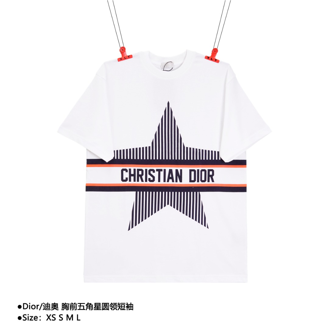 💰140
Dior/迪奥 胸前五角星圆领短袖
Size：XS S M L

所有细节 面料辅料工艺（全部1:1 过验）
（店主是“细节怪物” 所以做的货也注重细节）
1⃣区别市场货不对版：全部走单线❌
咱家正品1:1的特种机压线（对机器工人要求高）
2⃣区别市场看图做货 布料色差太大
一分价钱一分货，不做快餐货
3⃣区别市场低版本领标 吊牌 洗水标
咱家全部辅料订做（过验级别）
4⃣ 区别市场无细节可言的做工❌
咱家做工：领口、肩线、袖窿、袖口、下摆
（提高成本也要还原正品：过肩压条 双针走线🔍

款式编号：Q-5605605605615