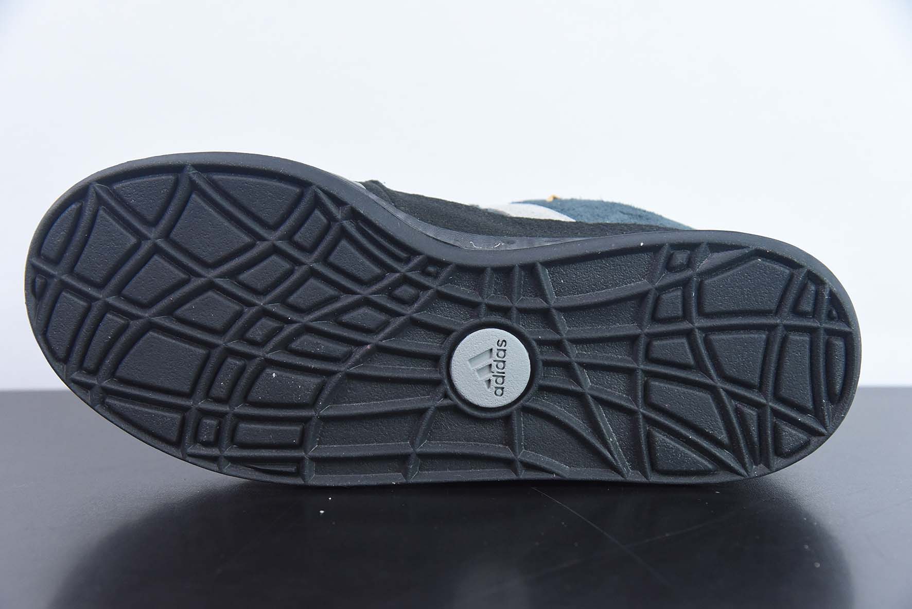 Adidas Adimatic 联名鲨鱼阿迪面包鞋 HP6770