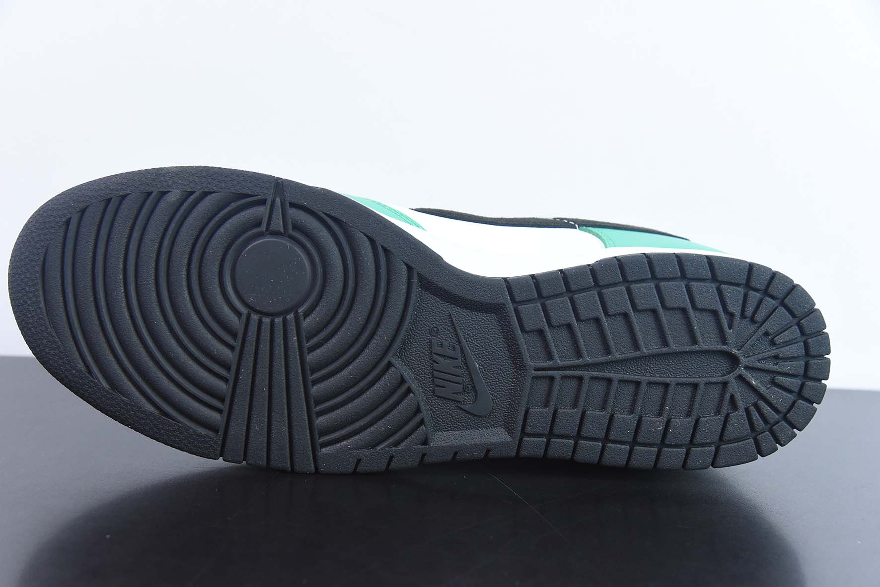 Nike Dunk Low SE “Lottery Green”板鞋白绿黑 货号：fn3612-300