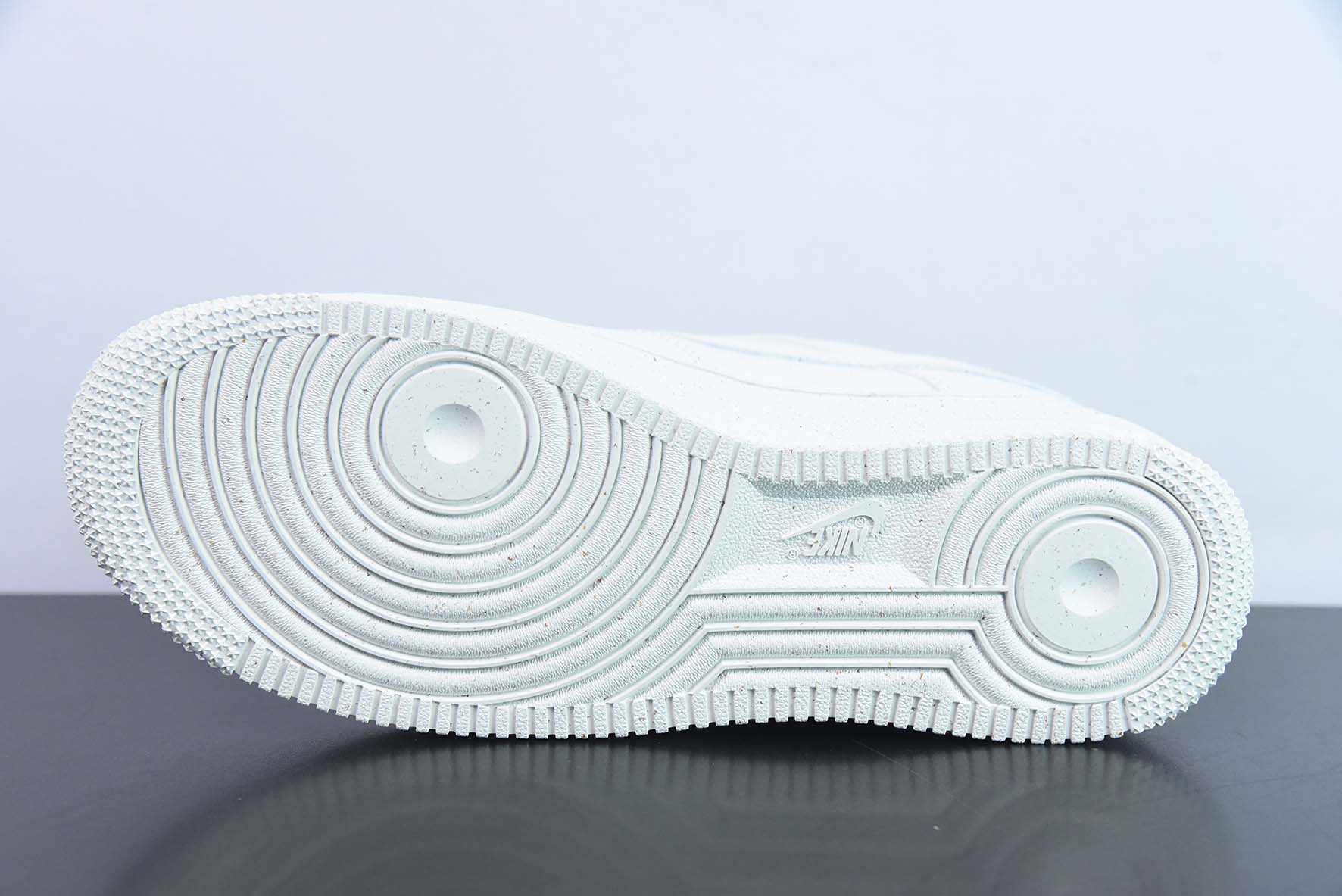 Air Force 1 '07 Low 空军一号低帮板鞋货号：DV7184 001