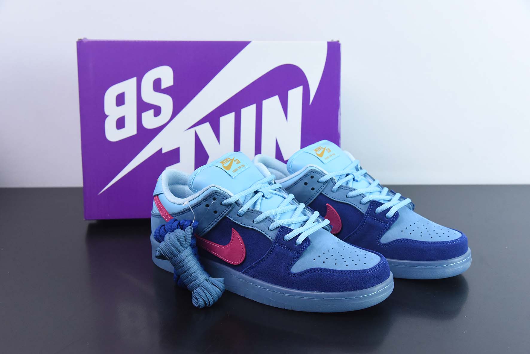 Nike SB Dunk Low 蓝精灵 货号:DO9404-400