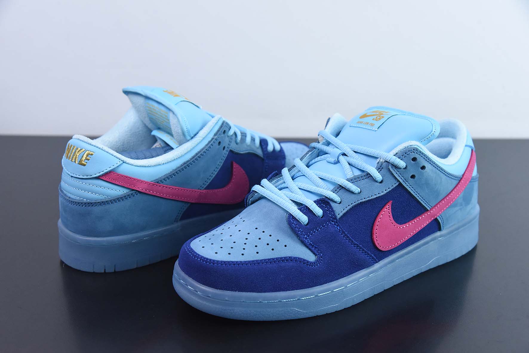 Nike SB Dunk Low 蓝精灵 货号:DO9404-400