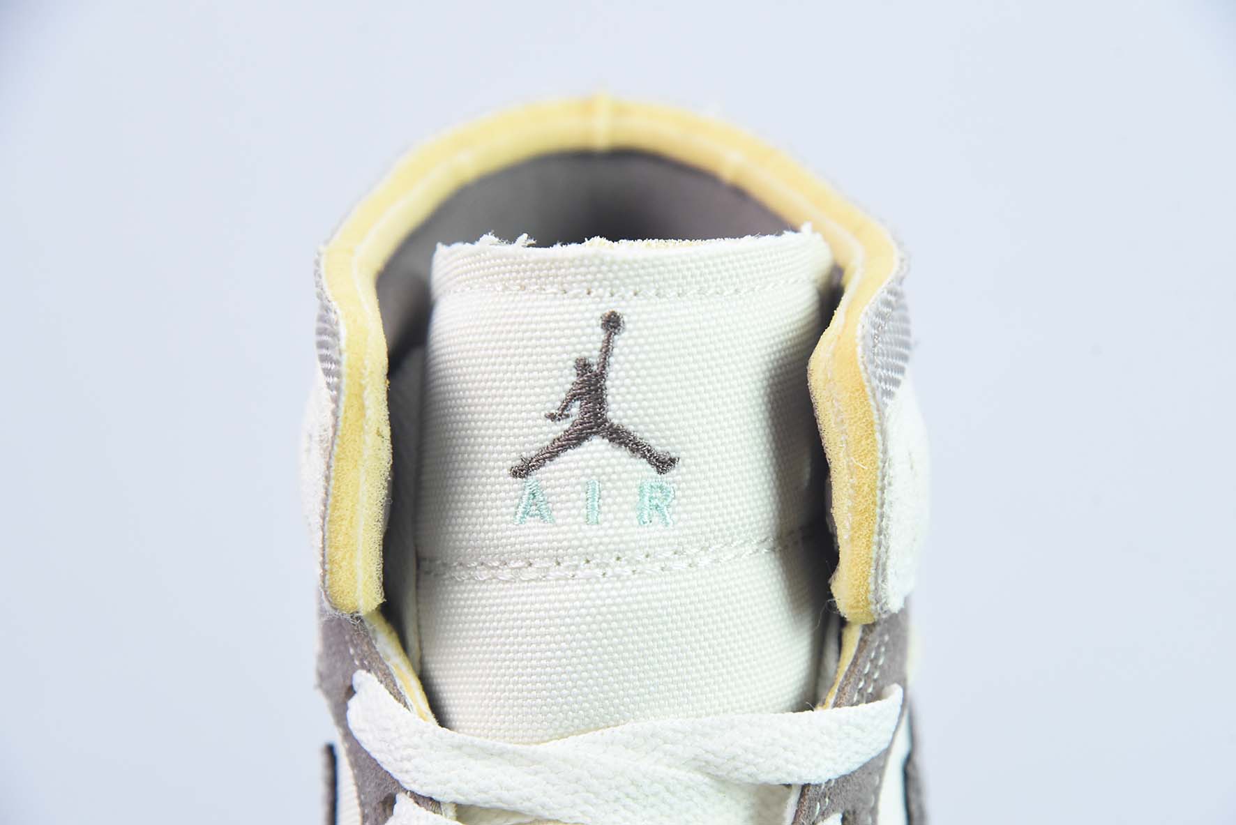 NK Air Jordan 1 Mid "Craft Sail" AJ1 乔1褐灰色 中邦篮球鞋  货号：DM9652-102