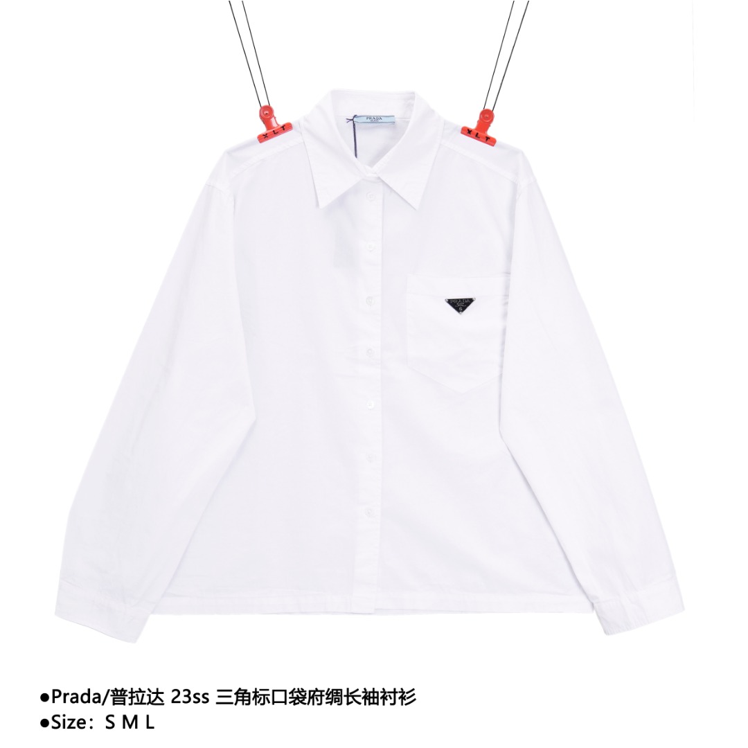 💰230
Prada/普拉达 23ss 三角标口袋府绸长袖衬衫 
Size：S M L 

采用超细60支有机棉高密府绸面料（BCI瑞士认证）， 领子/克夫/门襟用75D针织粘衬， 定做标志性银色平光三角牌， 模具装订， 区别市面前凸版本 定做12mm四孔西边漂白海贝扣，一致主洗唛，领子大烫固定， 大厂出品，细节完美 

款式编号：A-5605605624