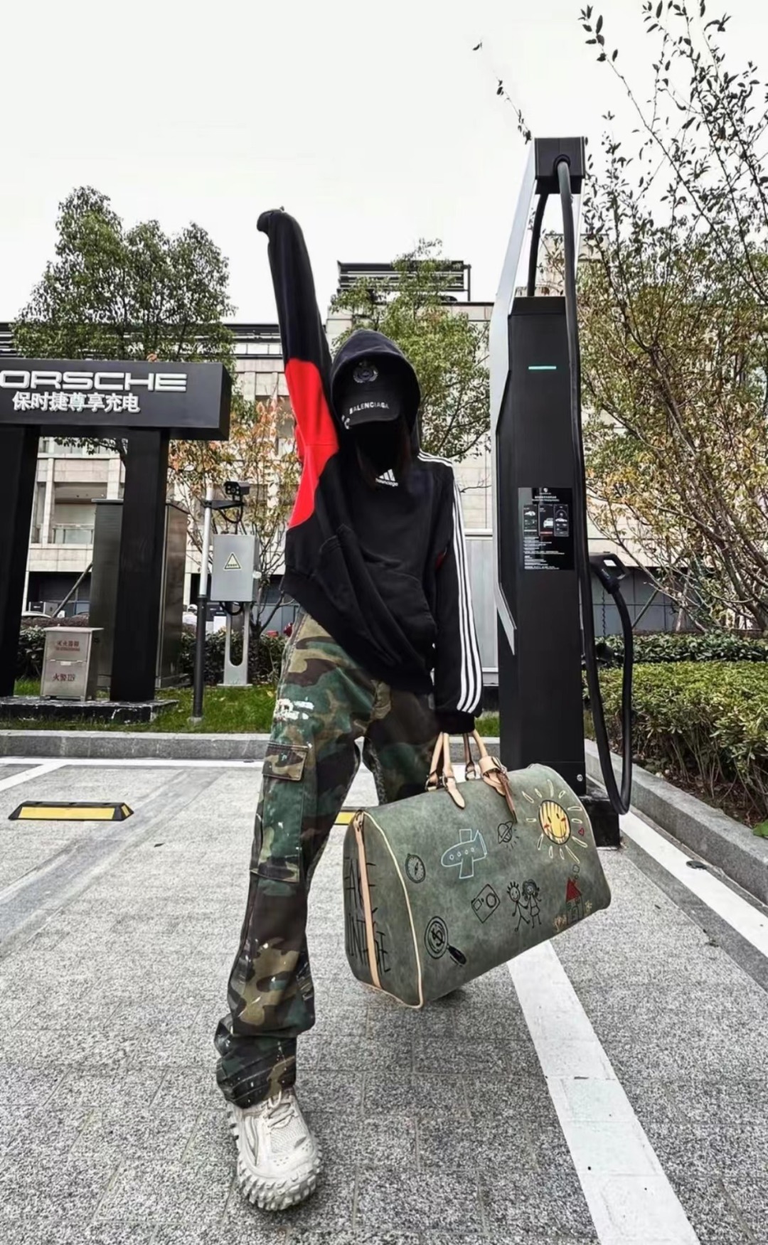 上身素材# Balenciaga/巴黎世 X Adidas 黑红拼接连帽卫衣