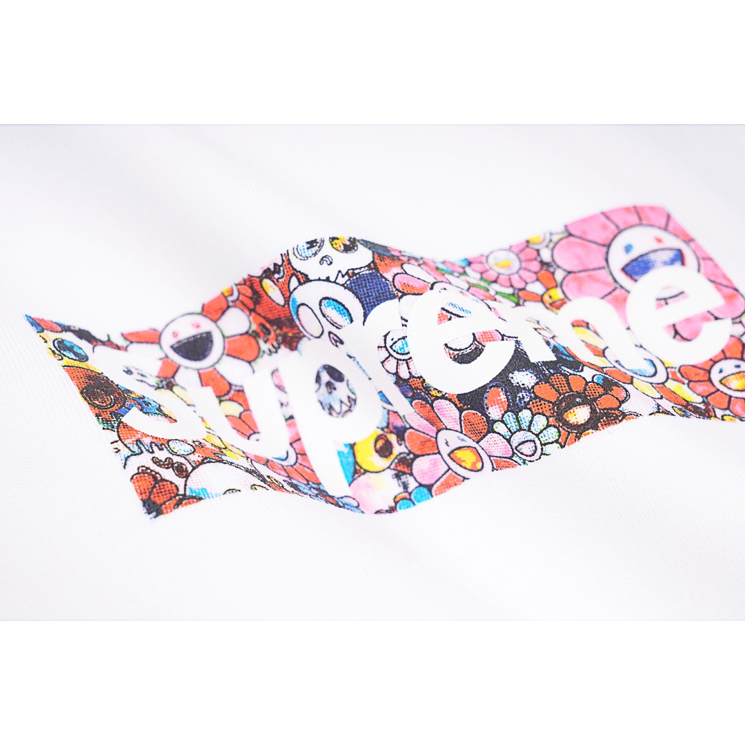 💰120
Supreme 20SS Takashi村上隆 COVID-19 Box Logo Tee赈灾慈善短袖T恤
Size：S M L XL

工艺细节 左右肩骨采用双针锁链线（原版一致）印花采用丝网水性油墨印花（原版一致），重构菲林片低损晒版刮印，区别市场数码印花，胶浆及热墨油固版本。领口采用32支纯棉罗纹，无弹舒适，不易变形。大身采用不需缝合骨的筒织方法，区别会形成侧骨的包缝做法。舒适度/230克+版型/21支 一网打尽。

款式编号：B-5605605613