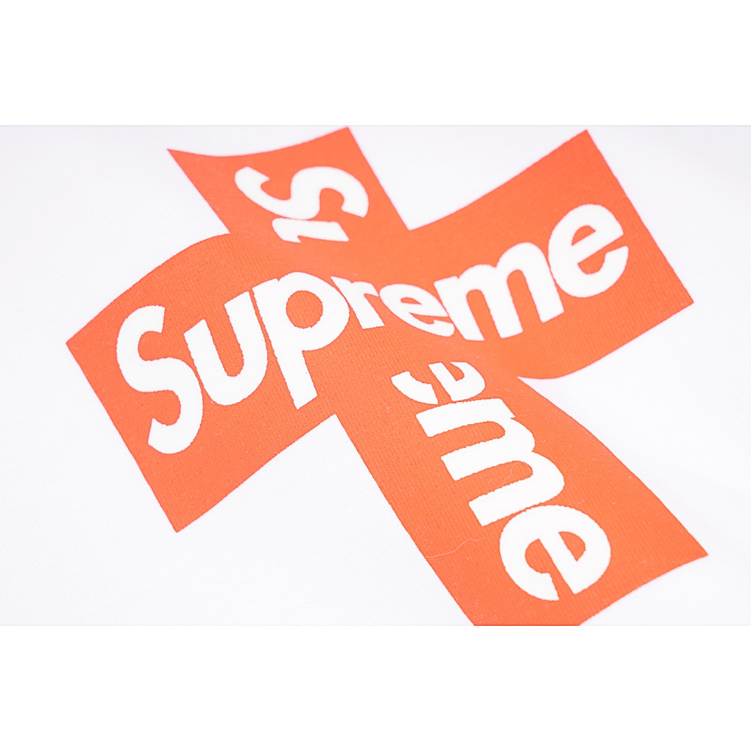 💰120
Supreme 20FW Cross Box Logo Tee十字架Bogo圆领短袖T恤
Size：S M L XL

关于这款面料与zp一致采用的16.7英支老式织布机织成，18支精梳棉面料，面料的支数越少面料摸起来越粗糙。精梳棉是对面料光滑度处理最高的标准，老式织布机的优点就是织出来的面料相对光洁，而且富有弹性 质感也相对比较好，Sup T恤基本全都是采用圆筒面料工艺因为是面料是圆筒工艺，所以每个尺码的胸围是固定的死的，织面料时候抛去水洗缩率门幅胸围保证跟zp一致，所以必须让老版师，挨个测量每个尺码的各个尺寸来定版，订制领标，因为年份款式季节不一样，所以标上面的文字细节也不一样，三标定制与zp一致，拒绝使用老标，非市面版本可比，印花还是热固油墨

款式编号：B-56056056013