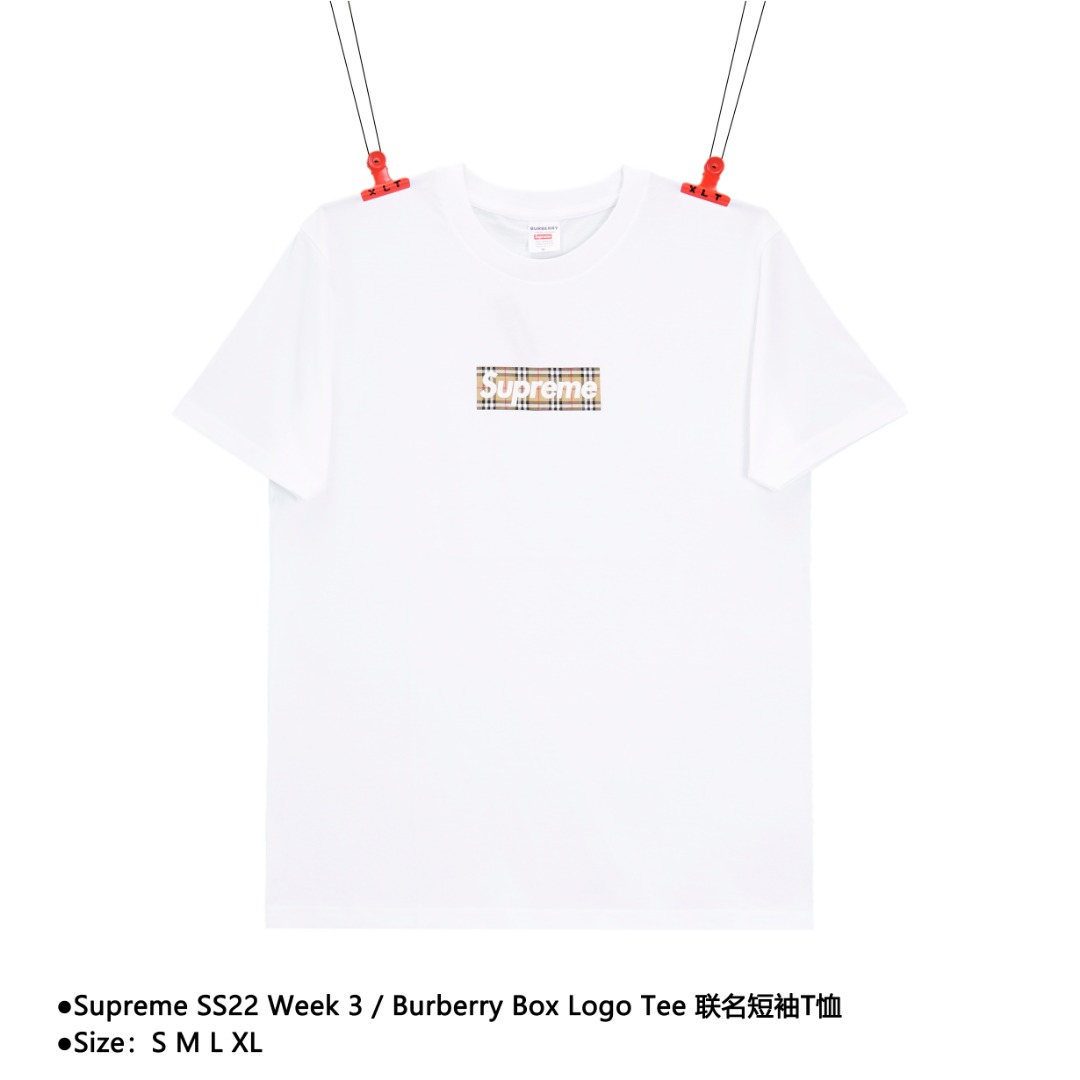 Supreme SS22 Week 3 / Burberry Box Logo Tee 联名短袖T恤 世纪联名,关于这款面料与zp一致采用的16.7英支老式织布机织成,18支精梳棉面料,面料的支数越少面料摸起来越粗糙.精梳棉是对面料光滑度处理最高的标准,老式织布机的优点就是织出来的面料相对光洁,而且富有弹性 质感也相对比较好,Sup T恤基本全都是采用圆筒面料工艺因为是面料是圆筒工艺,所以每个尺码的胸围是固定的死的,织面料时候抛去水洗缩率门幅胸围保证跟zp一致,所以必须让老版师,挨个测量每个尺码的各个尺寸来定版,订制领标,非市面版本可比,印花还是热固油墨. 款式编号:B-560560513