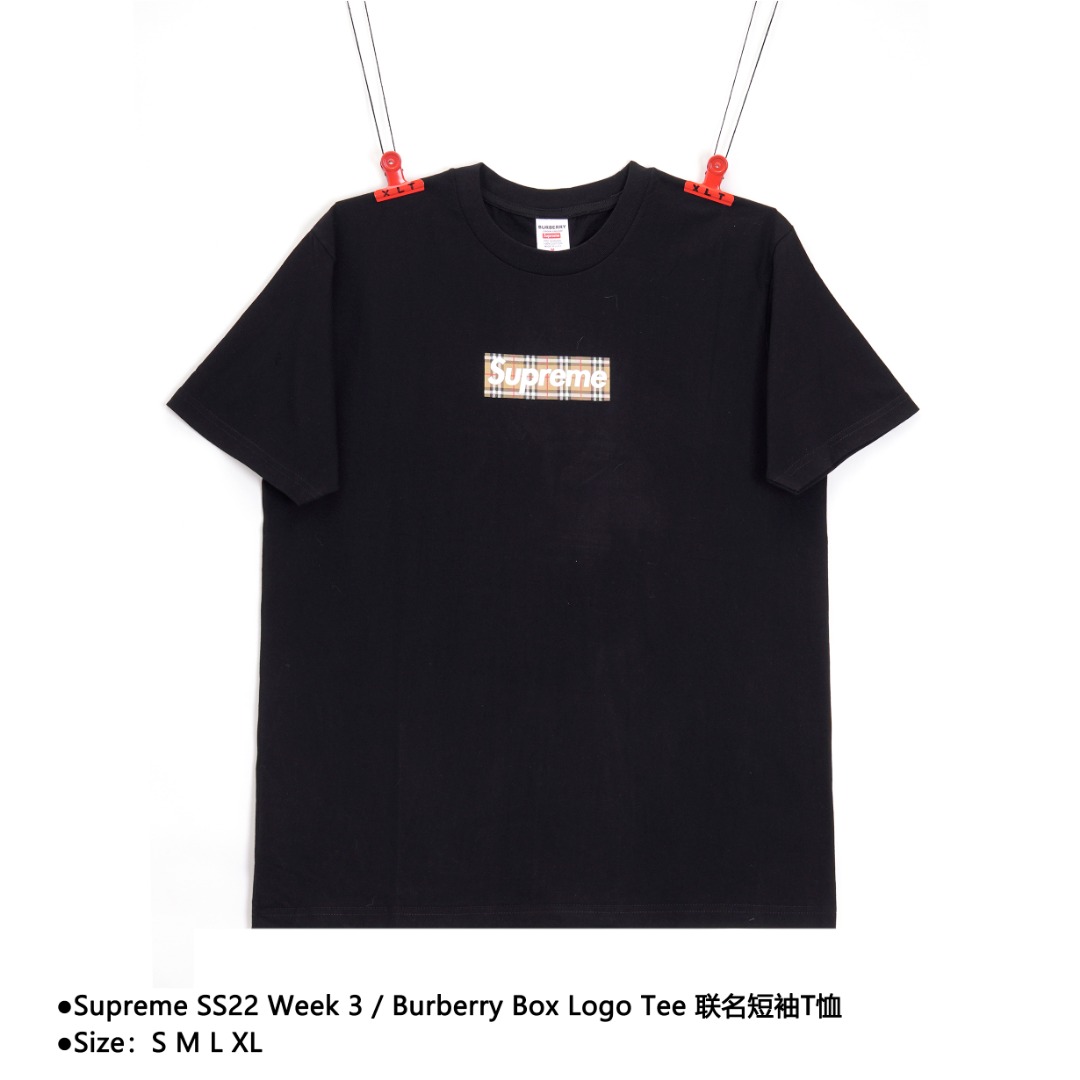Supreme SS22 Week 3 / Burberry Box Logo Tee 联名短袖T恤 世纪联名,关于这款面料与zp一致采用的16.7英支老式织布机织成,18支精梳棉面料,面料的支数越少面料摸起来越粗糙.精梳棉是对面料光滑度处理最高的标准,老式织布机的优点就是织出来的面料相对光洁,而且富有弹性 质感也相对比较好,Sup T恤基本全都是采用圆筒面料工艺因为是面料是圆筒工艺,所以每个尺码的胸围是固定的死的,织面料时候抛去水洗缩率门幅胸围保证跟zp一致,所以必须让老版师,挨个测量每个尺码的各个尺寸来定版,订制领标,非市面版本可比,印花还是热固油墨. 款式编号:B-560560513
