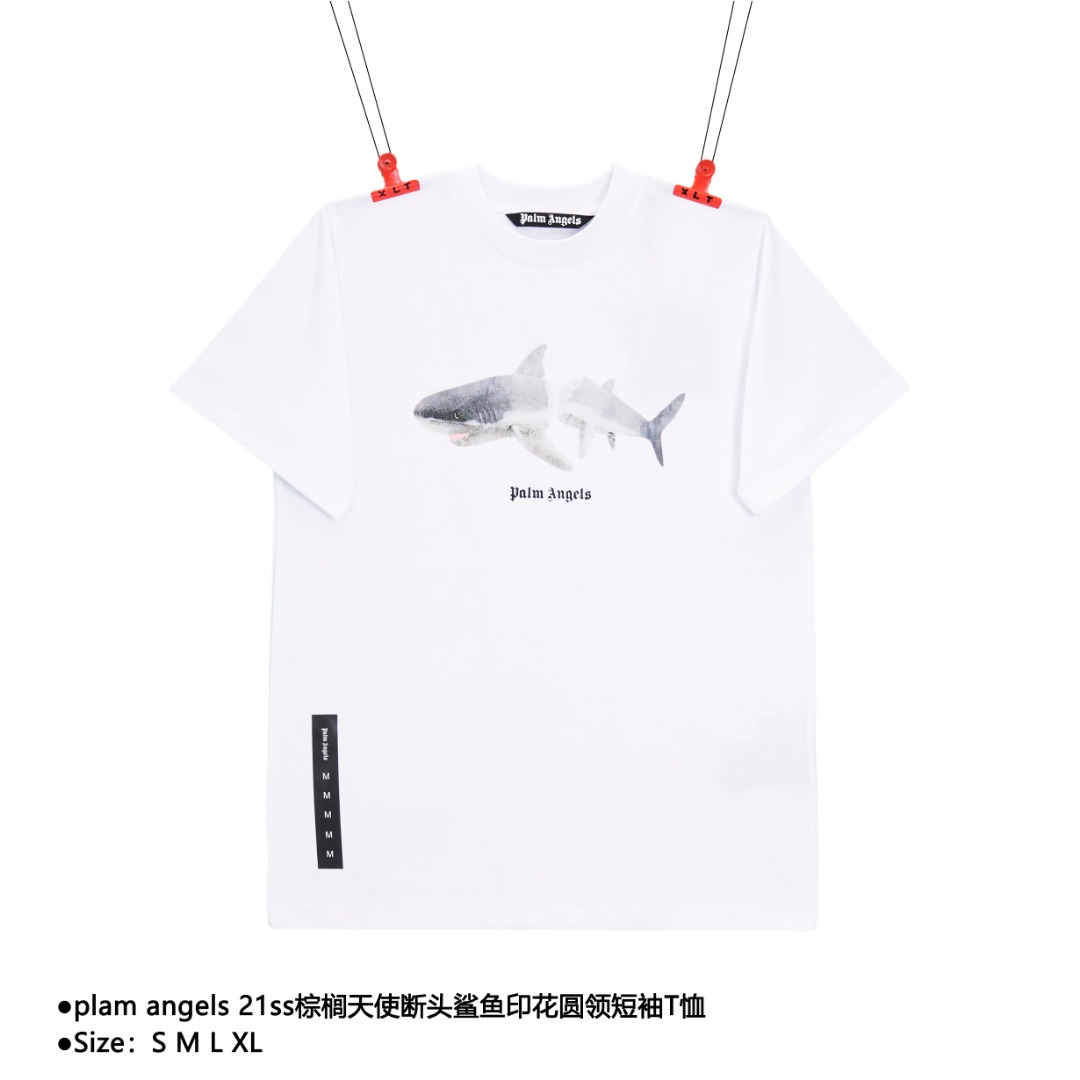 plam angels 21ss棕榈天使断头鲨鱼印花圆领短袖T恤 近年这个牌子迅速崛起中 这款断头系列 一属实是火 二实属好看 面料采用16支精梳纯棉 整体面料纹路也十分的紧致 贴身而且柔软度 也有些许的垂感 因为面料效果不同于以往的质感偏柔软些 所以染色后 水洗定型 后处理环节也非常重要 印花算是这款的亮点吧 也是这款的卖点之一 断头玩偶熊 前胸大印花采用的是:数码直喷印花工艺 后背白色LOGO印花采用:水胶浆印花工艺 区别市面错误版本 款式编号:B-56056056014