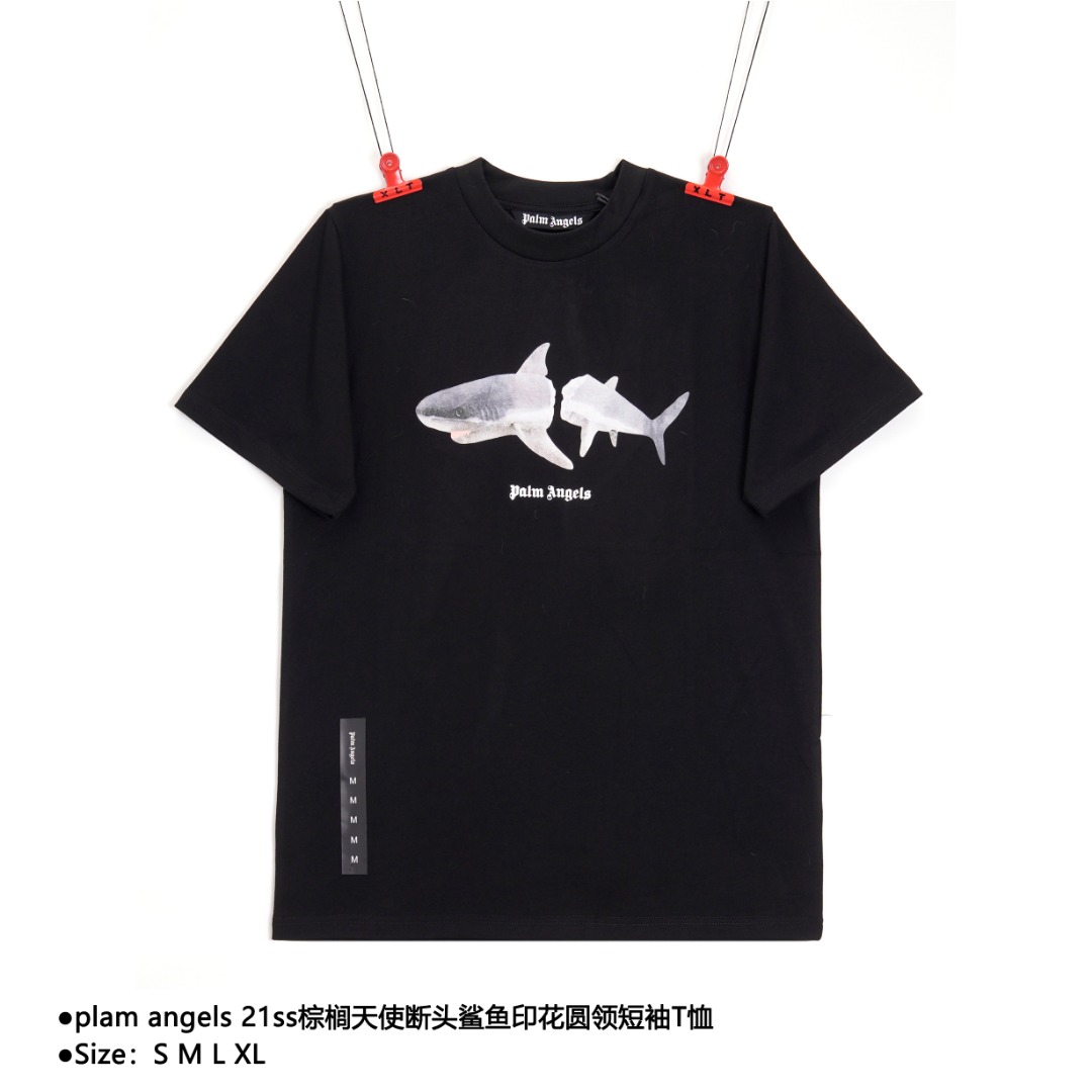 plam angels 21ss棕榈天使断头鲨鱼印花圆领短袖T恤 近年这个牌子迅速崛起中 这款断头系列 一属实是火 二实属好看 面料采用16支精梳纯棉 整体面料纹路也十分的紧致 贴身而且柔软度 也有些许的垂感 因为面料效果不同于以往的质感偏柔软些 所以染色后 水洗定型 后处理环节也非常重要 印花算是这款的亮点吧 也是这款的卖点之一 断头玩偶熊 前胸大印花采用的是:数码直喷印花工艺 后背白色LOGO印花采用:水胶浆印花工艺 区别市面错误版本 款式编号:B-56056056014