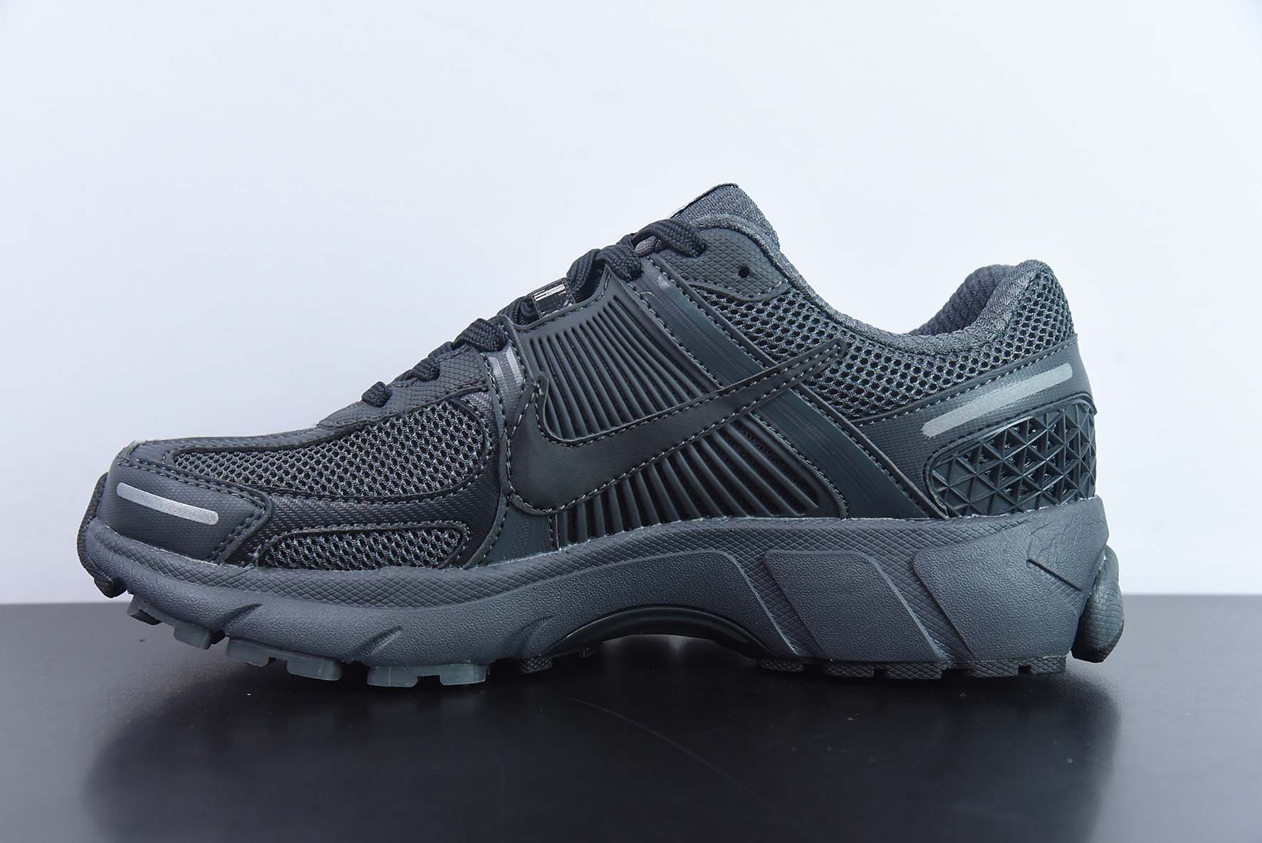 Nike Zoom Vomero 5"Dark Grey"佛莫罗5代系列经典“炭灰银”男子运动鞋 BV1358-002