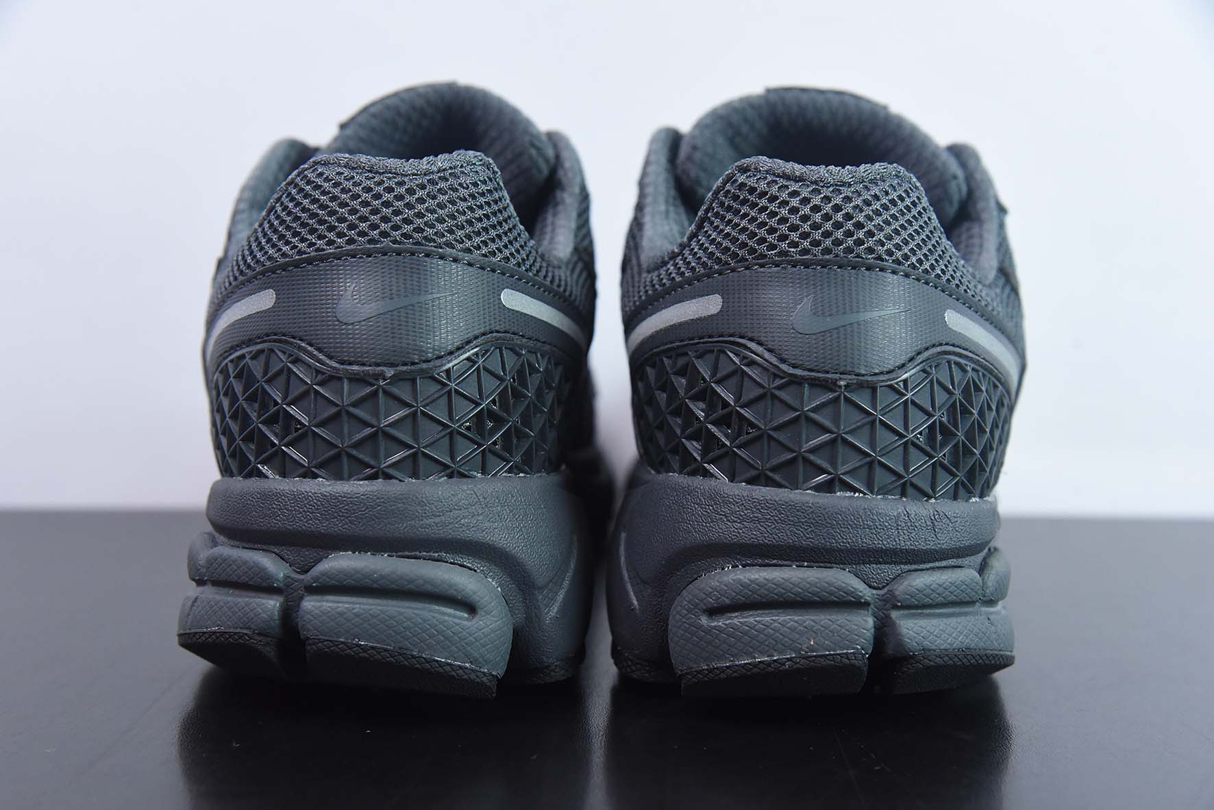 Nike Zoom Vomero 5"Dark Grey"佛莫罗5代系列经典“炭灰银”男子运动鞋 BV1358-002
