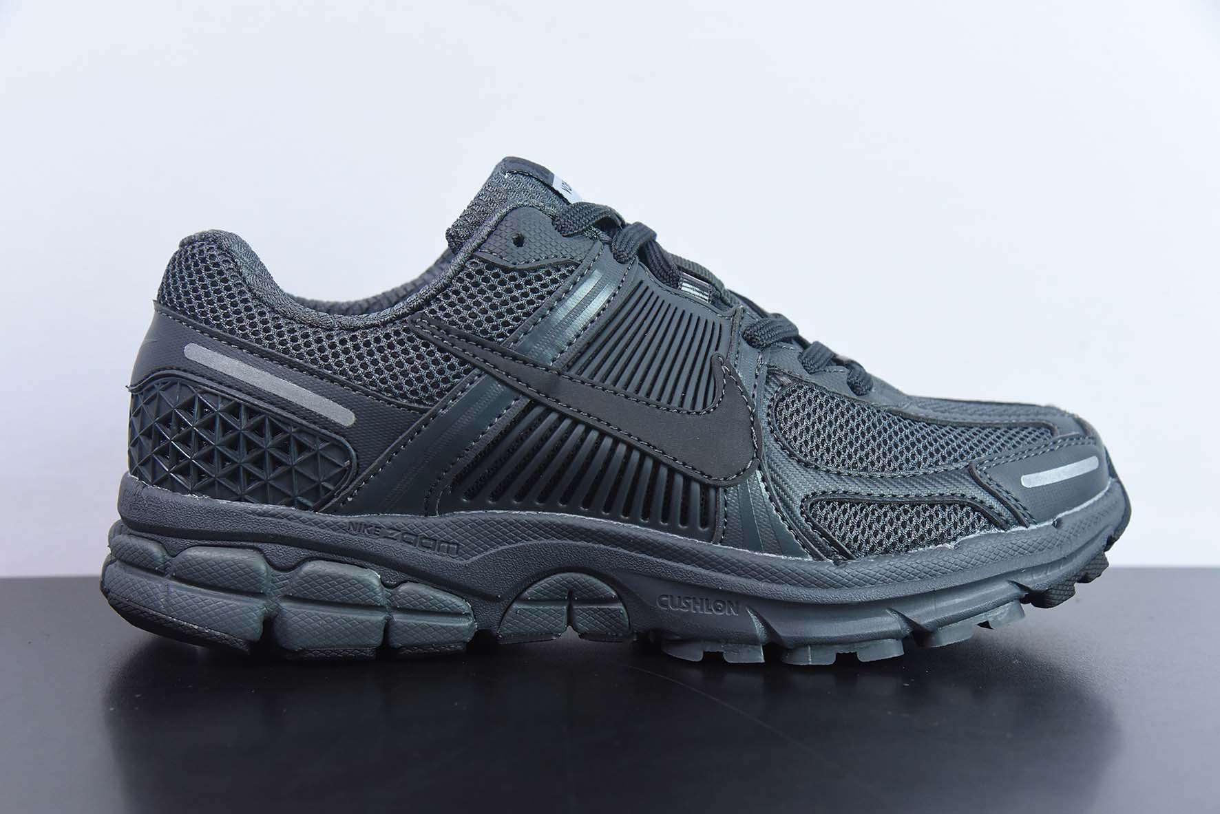 Nike Zoom Vomero 5"Dark Grey"佛莫罗5代系列经典“炭灰银”男子运动鞋 BV1358-002