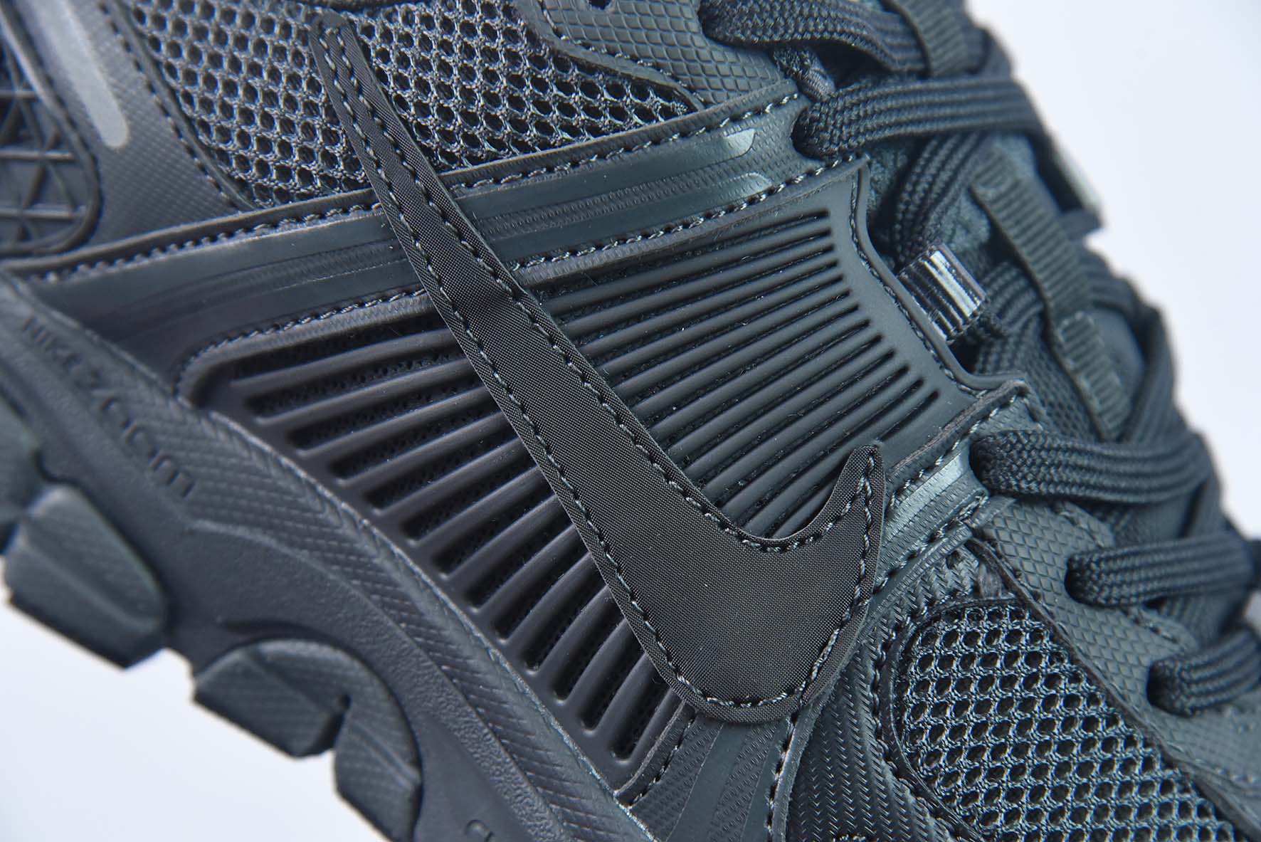 Nike Zoom Vomero 5"Dark Grey"佛莫罗5代系列经典“炭灰银”男子运动鞋 BV1358-002