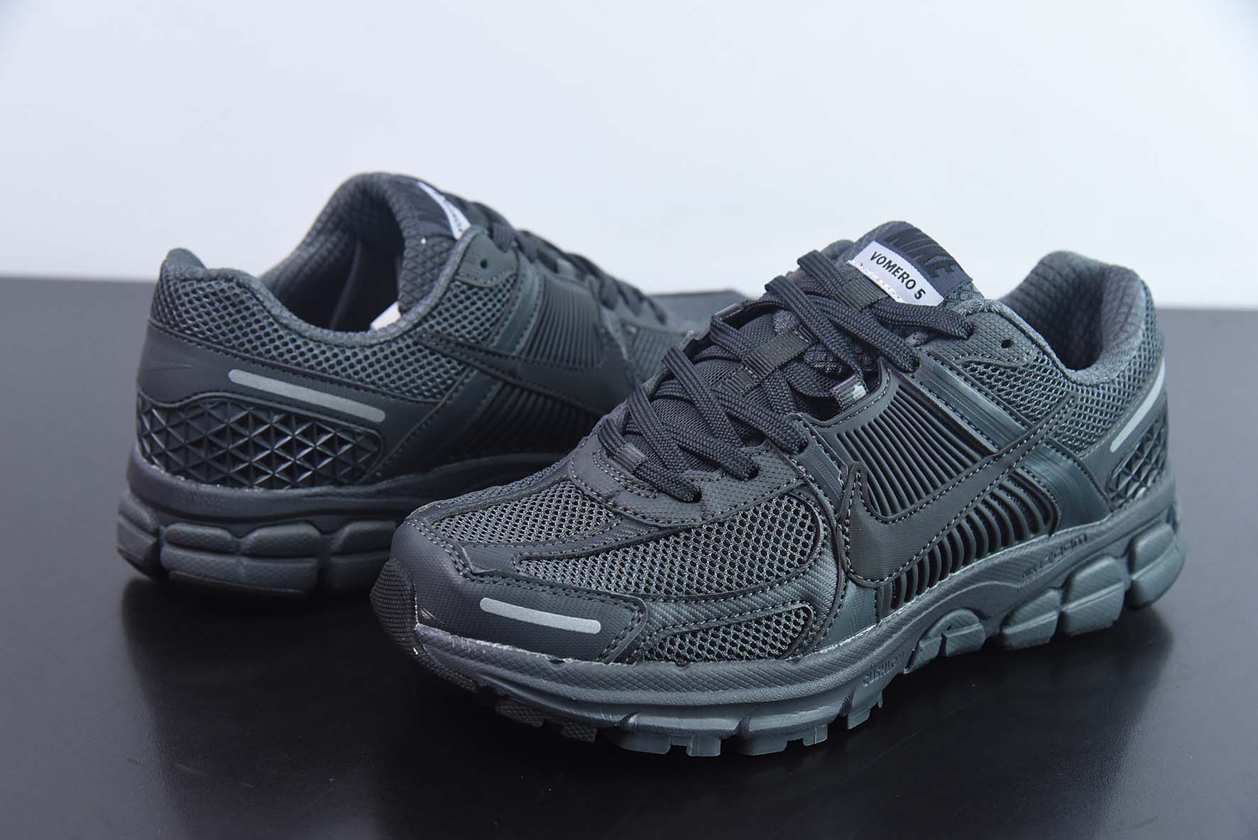 Nike Zoom Vomero 5"Dark Grey"佛莫罗5代系列经典“炭灰银”男子运动鞋 BV1358-002