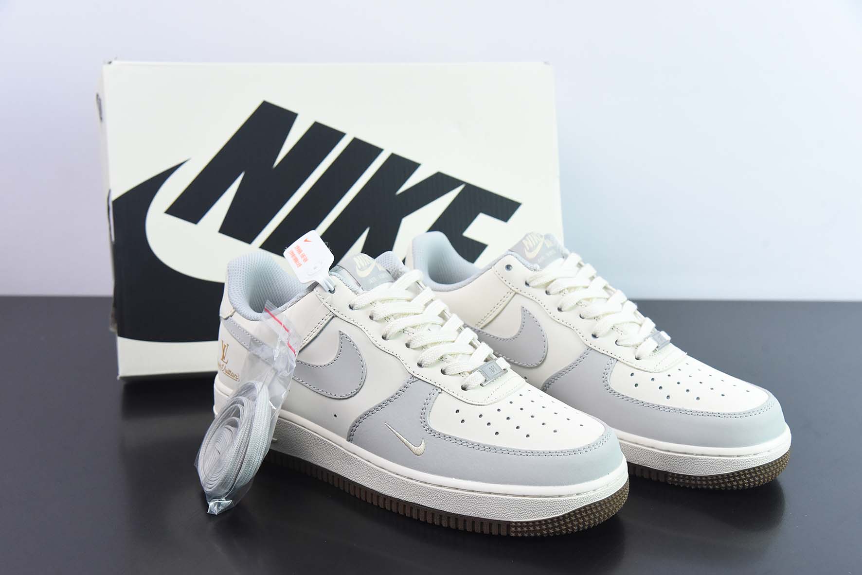 NK Air Force 1  LV闪光银空军一号运动板鞋 官方货号：BS9055-833