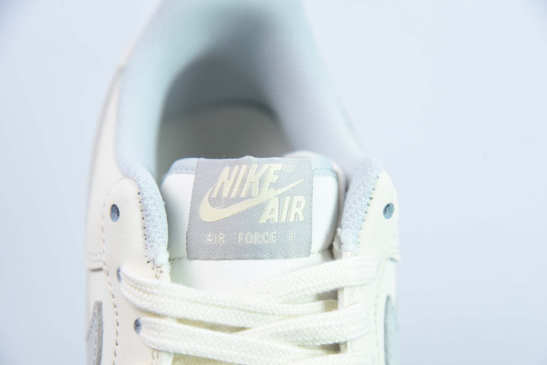 NK Air Force 1  LV闪光银空军一号运动板鞋 官方货号：BS9055-833