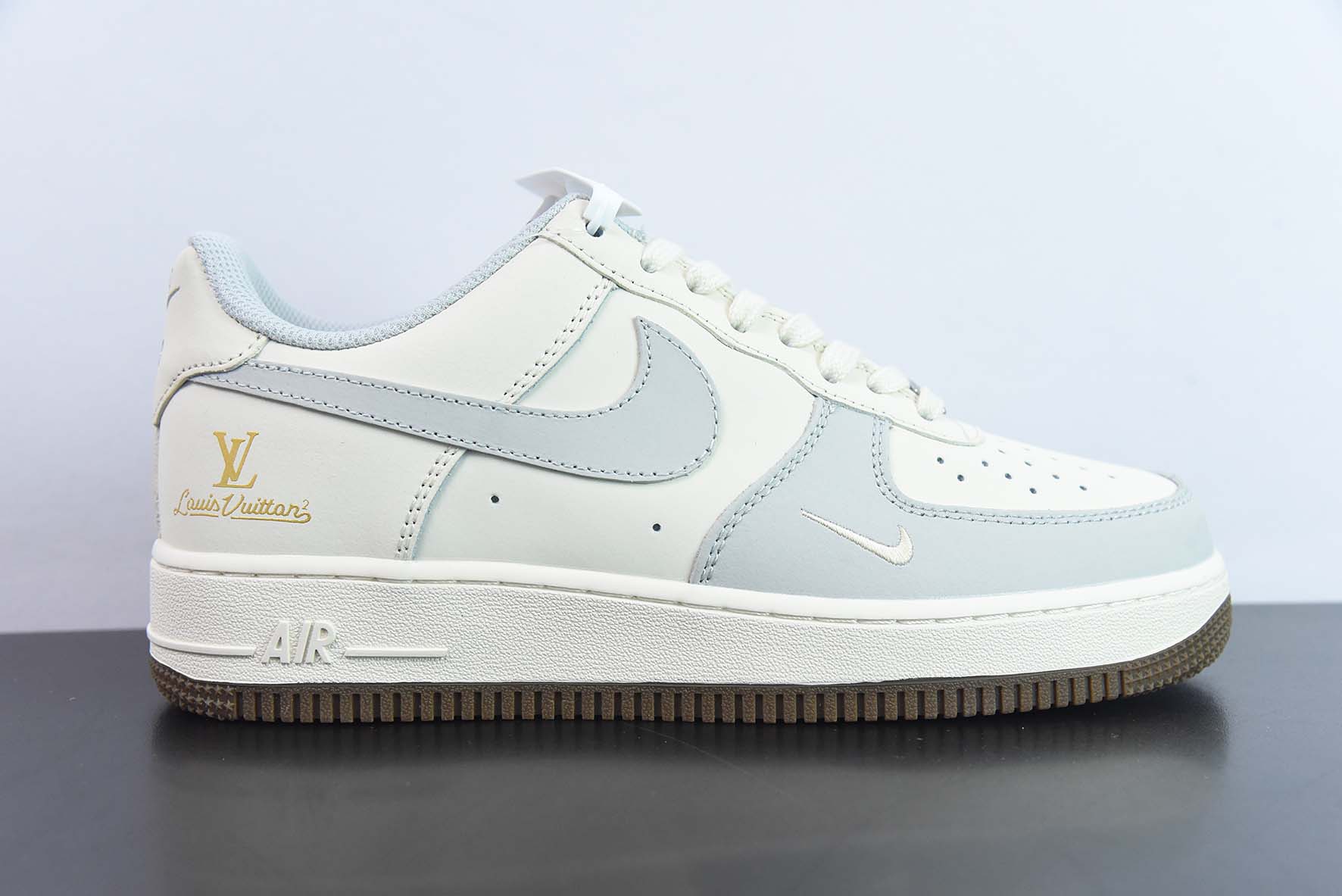 NK Air Force 1  LV闪光银空军一号运动板鞋 官方货号：BS9055-833