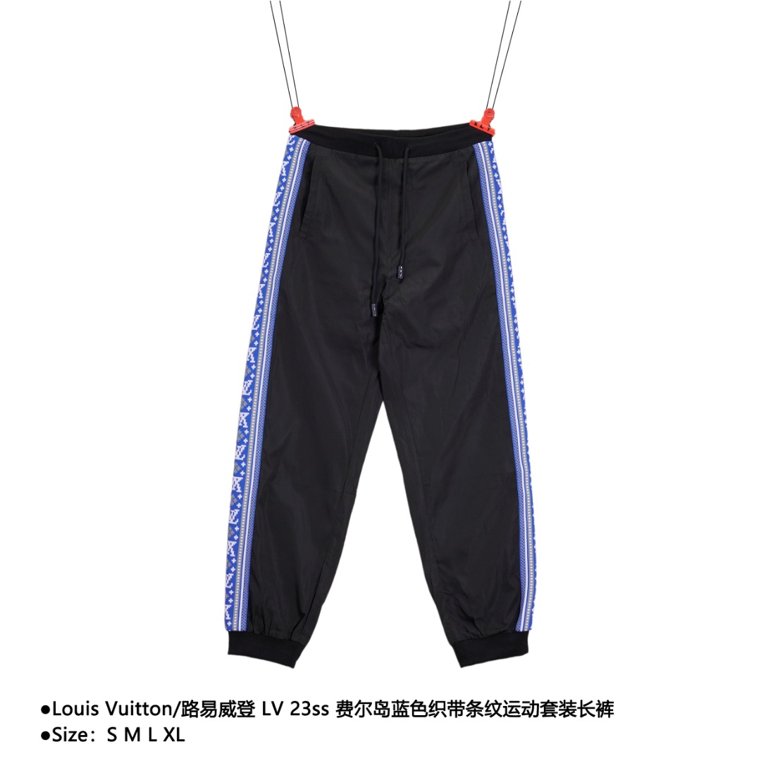 Louis Vuitton/路易威登 LV 23ss 费尔岛蓝色织带条纹运动套装长裤 本款为经典版型慢跑裤,侧缝贯穿鲜明饰带,以亮泽科技纱线描绘 LV 费尔岛提花织纹.棉质户外面料结合网格内衬,搭配针织腰部设计和袖口 款式编号:A-5605605624
