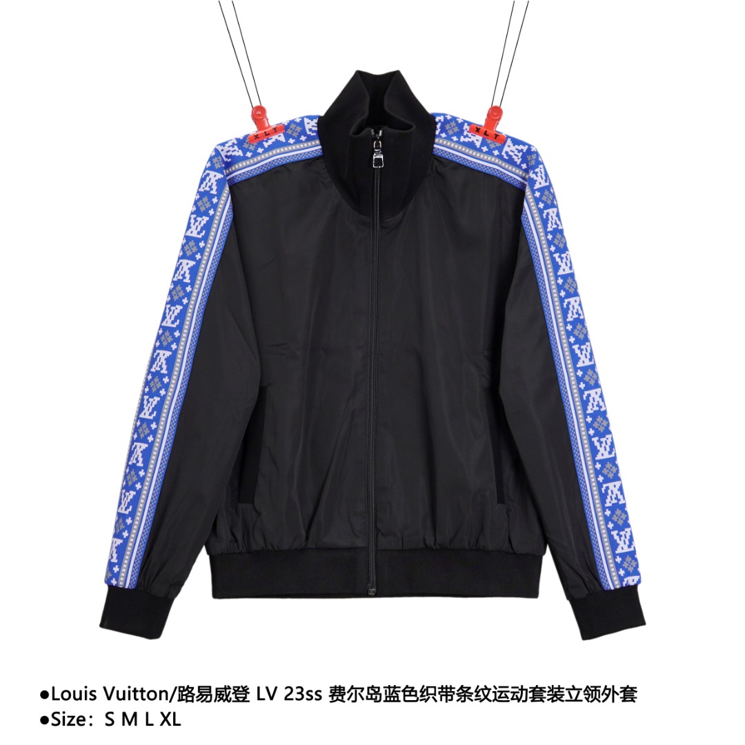 Louis Vuitton/路易威登 LV 23ss 费尔岛蓝色织带条纹运动套装立领外套 本款为经典版型运动衫,鲜明饰带自上而下贯穿衣袖,以莹泽科技纱线呈现 LV 费尔岛提花织纹.棉质户外面料搭配网格内衬,搭配拉链前襟和针织罗纹衣领、袖口及下摆. 款式编号:A-56056056027
