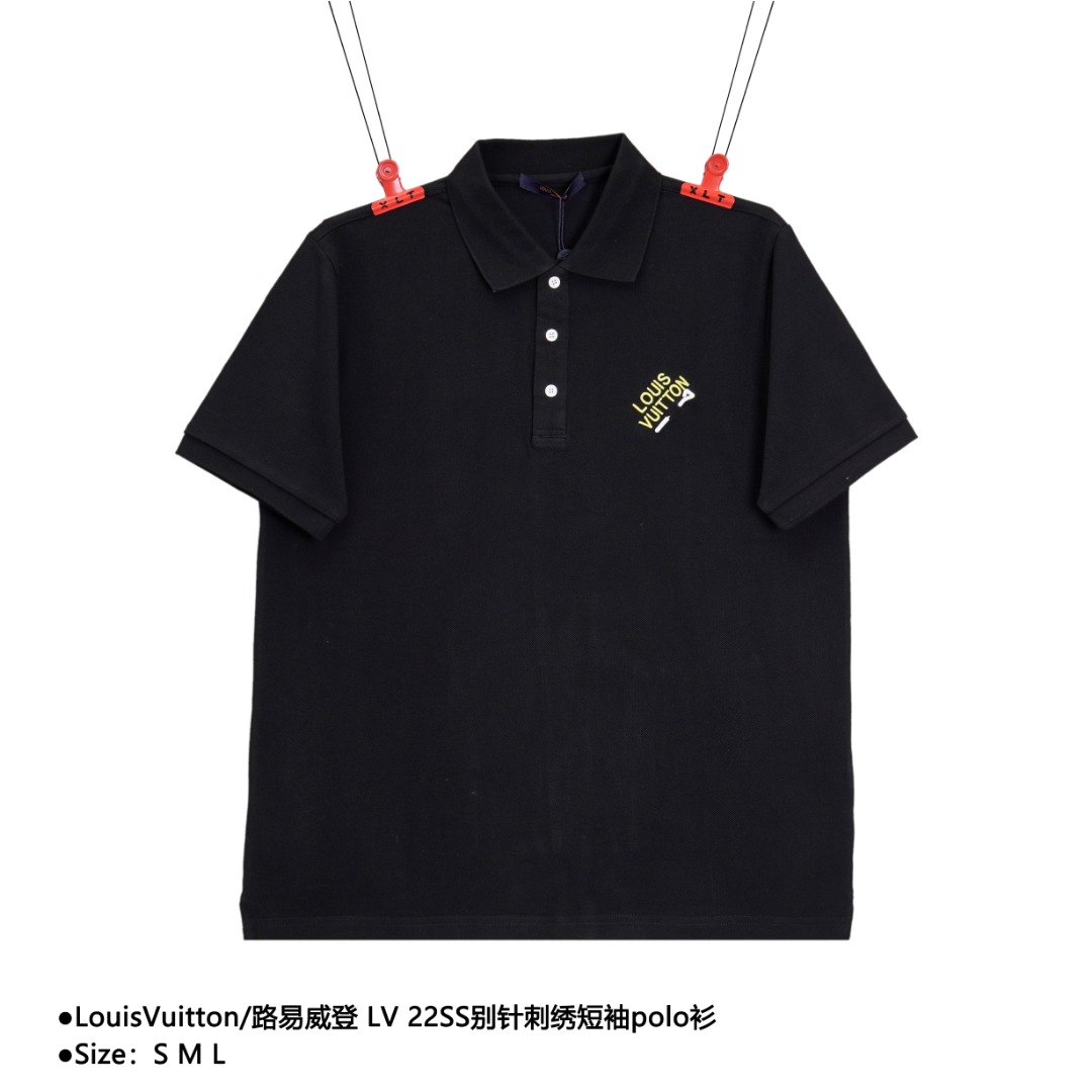 💰160
LouisVuitton/路易威登 LV 22SS别针刺绣短袖polo衫
Size：S M L

采用200g特供珠地棉布料，触感细腻轻薄透气。胸前标识进口机刺绣工艺，不同的衣色搭配不同的绣花线。️门禁做法为直筒开筒。非侧边开筒。左侧胸前其正下方激光开孔扣有饰针，饰针颜色定染，与原版一致。原版定制定染衬衫扣，激光刻字。

款式编号：A-5605605617