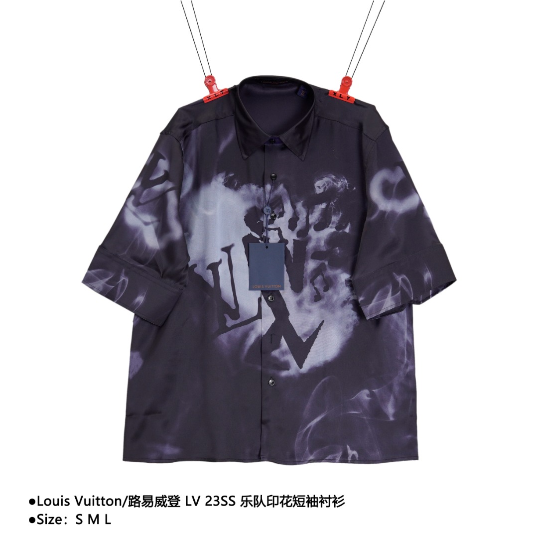 Louis Vuitton/路易威登 LV 23SS 乐队印花短袖衬衫 采用天丝A100面料,采用进口数码直喷工艺,全件直喷再做渗透工艺.衬衫两边采用专机双线缝纫让版型看起更加有轮廓.纽扣采用激光刻字,字母清晰,环保漆上色,成色饱和. 款式编号:A-546065056020