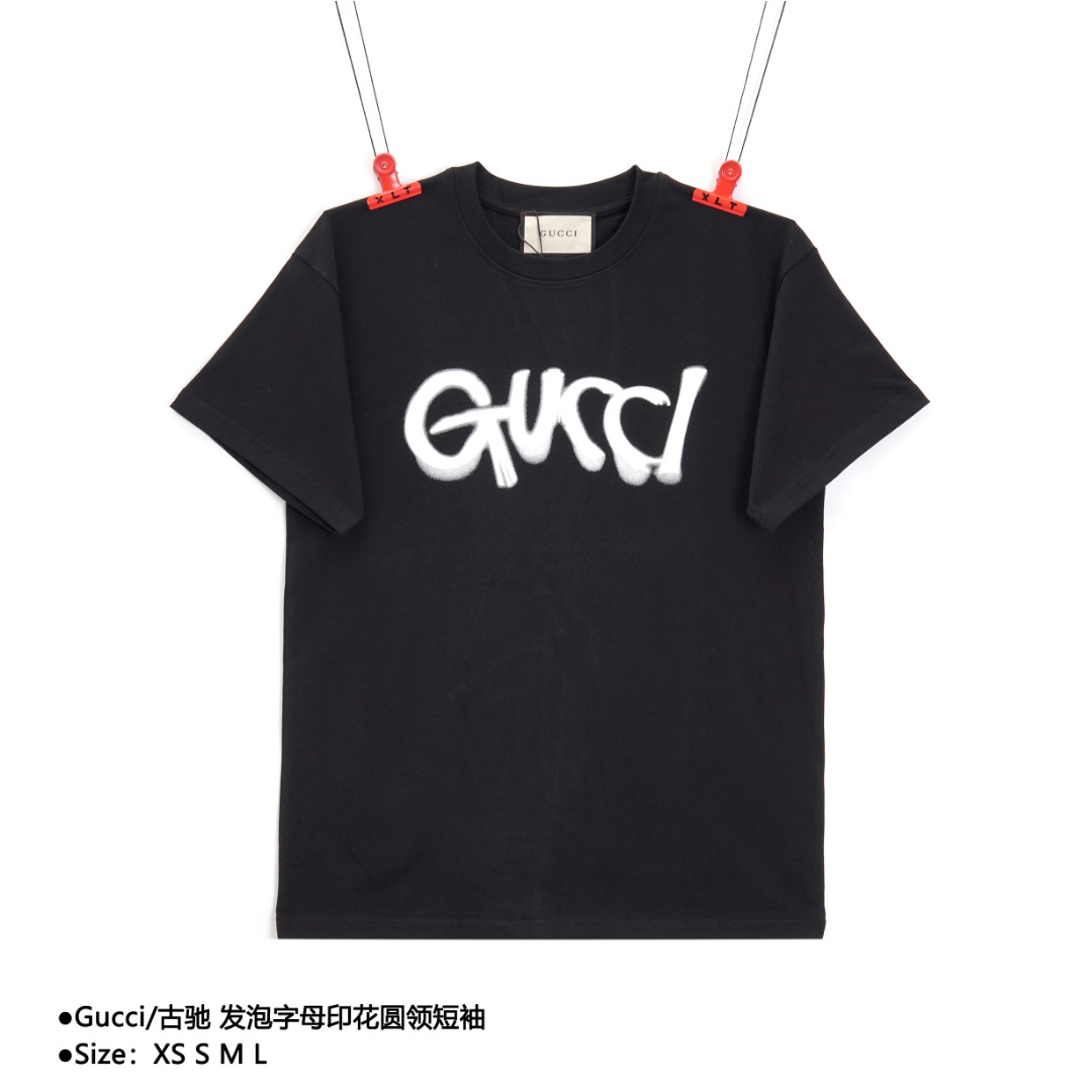 💰140
Gucci/古驰 发泡字母印花圆领短袖
Size：XS S M L

高端品质独家定制 采用280克定织定染高克重纯棉面料 宽松oversize版型 上身舒适 男女同款

款式编号：Q-560505615