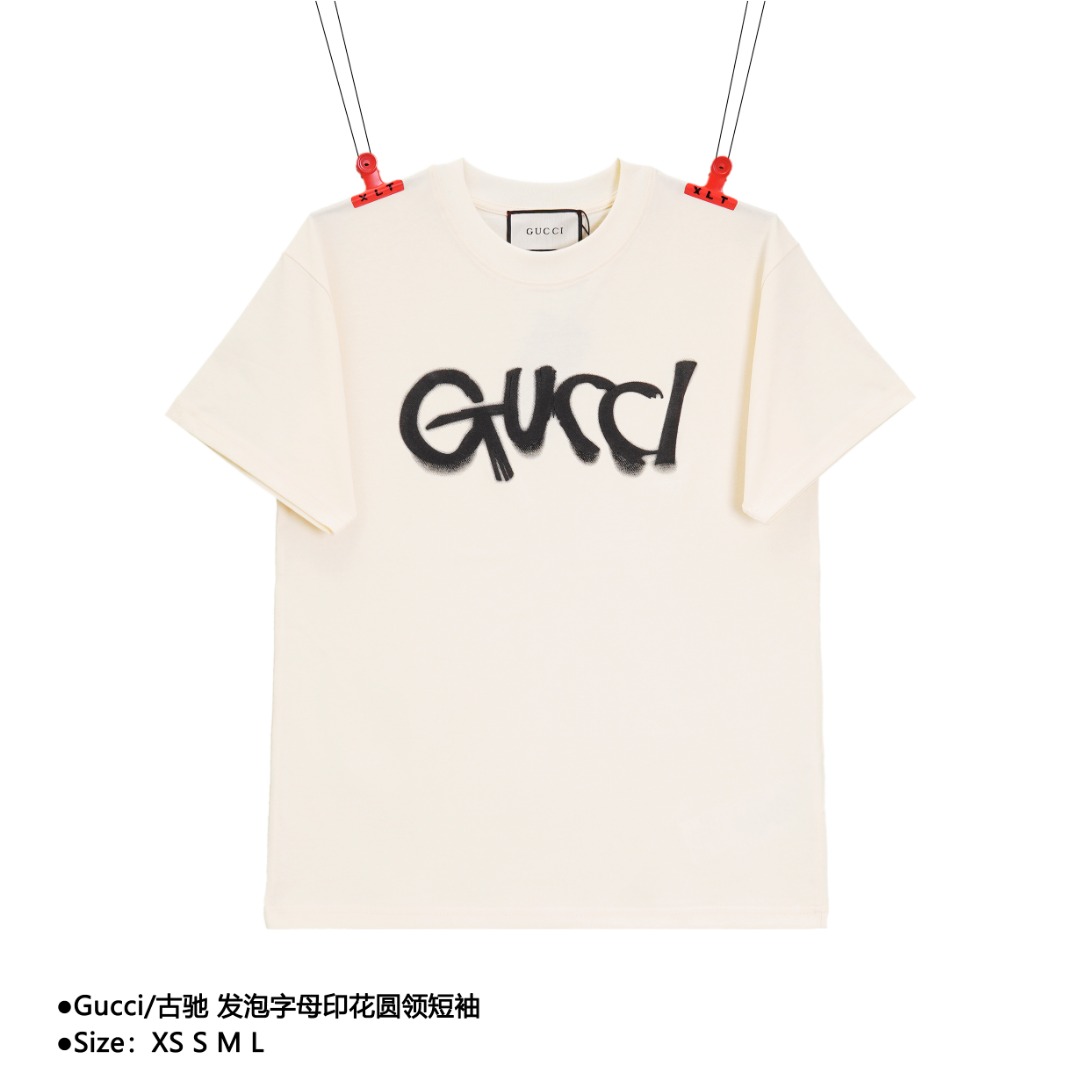 💰140
Gucci/古驰 发泡字母印花圆领短袖
Size：XS S M L

高端品质独家定制 采用280克定织定染高克重纯棉面料 宽松oversize版型 上身舒适 男女同款

款式编号：Q-560505615