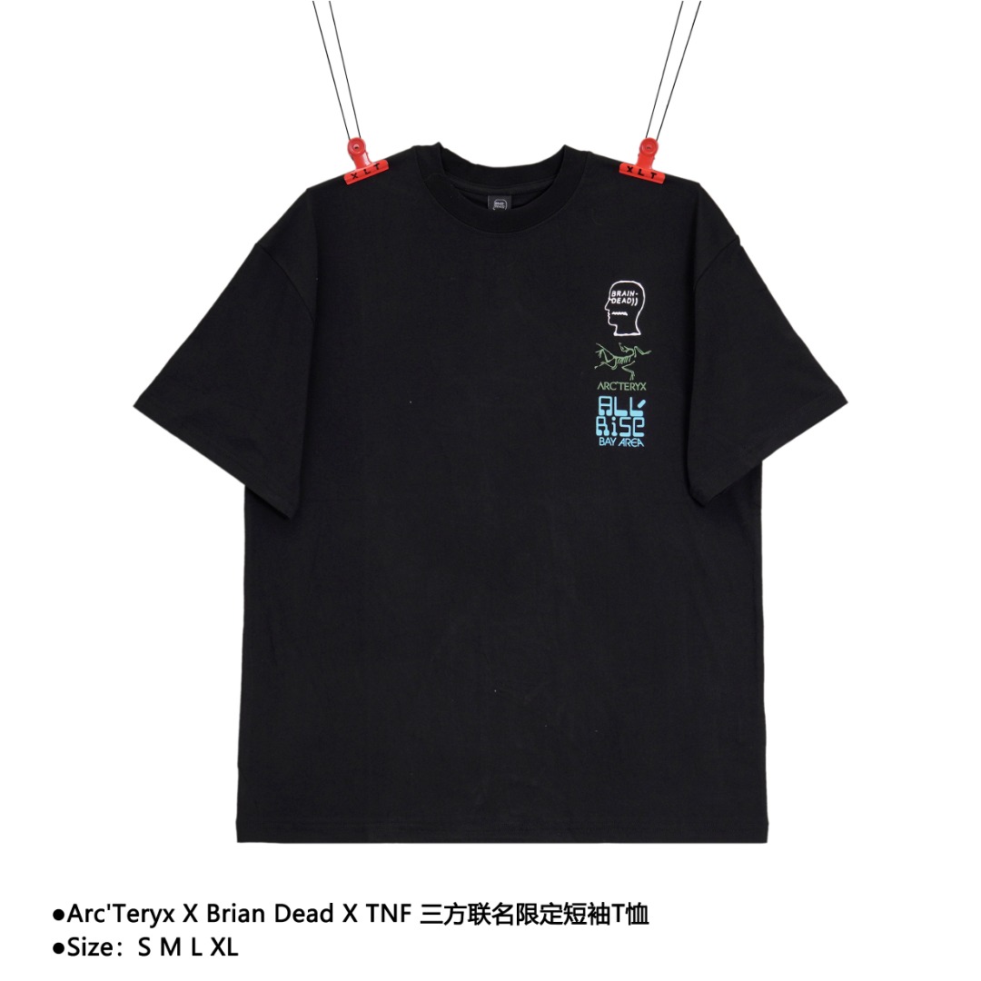 💰140
Arc'Teryx X Brian Dead X TNF 三方联名限定短袖T恤
Size：S M L XL

加州“ALL RISE”攀岩音乐节 限定系列 短袖T恤，非市售款式，是只在音乐节当天发布，一共三款，不是简单的叠搭logo，是和攀岩结合的新设计印花。纯棉针织面料，厚度属于刚刚好，适合户外运动，印花都是融入于面料的胶印，很有质感，质感和走线都很工整，版型整体比较宽大剪裁，该有的都有，原包装吊牌洗标。代工厂出品

款式编号：A-5605605615