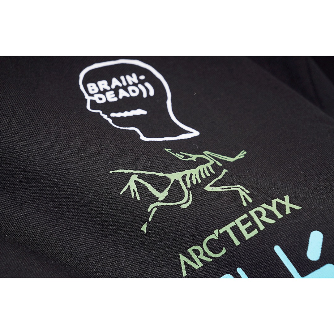 💰140
Arc'Teryx X Brian Dead X TNF 三方联名限定短袖T恤
Size：S M L XL

加州“ALL RISE”攀岩音乐节 限定系列 短袖T恤，非市售款式，是只在音乐节当天发布，一共三款，不是简单的叠搭logo，是和攀岩结合的新设计印花。纯棉针织面料，厚度属于刚刚好，适合户外运动，印花都是融入于面料的胶印，很有质感，质感和走线都很工整，版型整体比较宽大剪裁，该有的都有，原包装吊牌洗标。代工厂出品

款式编号：A-5605605615