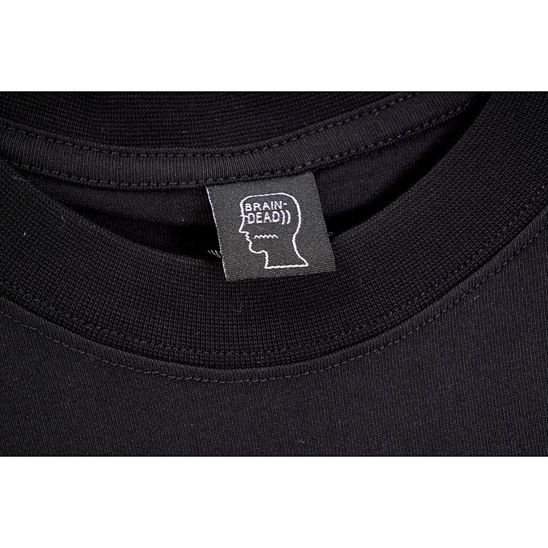 💰140
Arc'Teryx X Brian Dead X TNF 三方联名限定短袖T恤
Size：S M L XL

加州“ALL RISE”攀岩音乐节 限定系列 短袖T恤，非市售款式，是只在音乐节当天发布，一共三款，不是简单的叠搭logo，是和攀岩结合的新设计印花。纯棉针织面料，厚度属于刚刚好，适合户外运动，印花都是融入于面料的胶印，很有质感，质感和走线都很工整，版型整体比较宽大剪裁，该有的都有，原包装吊牌洗标。代工厂出品

款式编号：A-5605605615