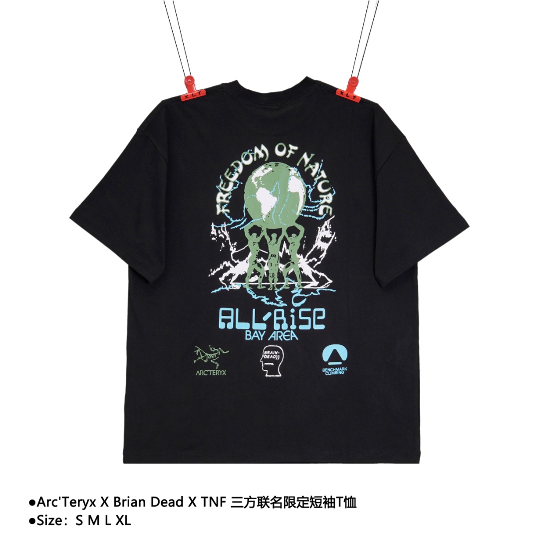 💰140
Arc'Teryx X Brian Dead X TNF 三方联名限定短袖T恤
Size：S M L XL

加州“ALL RISE”攀岩音乐节 限定系列 短袖T恤，非市售款式，是只在音乐节当天发布，一共三款，不是简单的叠搭logo，是和攀岩结合的新设计印花。纯棉针织面料，厚度属于刚刚好，适合户外运动，印花都是融入于面料的胶印，很有质感，质感和走线都很工整，版型整体比较宽大剪裁，该有的都有，原包装吊牌洗标。代工厂出品

款式编号：A-5605605615