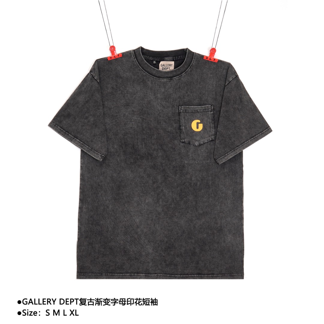 💰130
GALLERY DEPT复古渐变字母印花短袖
Size：S M L XL

今年大热就是各种系列的古着T恤，复古的设计，让人眼前一亮，时尚和复古的结合完美呈现！面料为32s 240g全棉精梳双纱面料，优质长绒棉织成，表面采用蚀毛工艺，手感肤感都无比舒适，面料颜色本身为活性黑，经过砂洗工艺处理，呈现出自然褪色效果，布面褪成一种淡淡的黑灰色，十分高级且更有质感！微半高领的设计和宽松的版型完全不挑人，印花为丝网印 进口胶浆印花 不掉色不开裂！这款衣服的是真正的水洗工艺制作的衣服，跟市场上所谓的水洗货有本质上的区别，不管是面料的手感，还有水洗的做旧感都相差甚远。 领标为最高等级的高密度织唛，领标字体颜色为淡淡的米黄色，水洗标为高级黑色绸缎材质，表面丝网印花，成本高昂！男女同款

款式编号：AA-560560514
